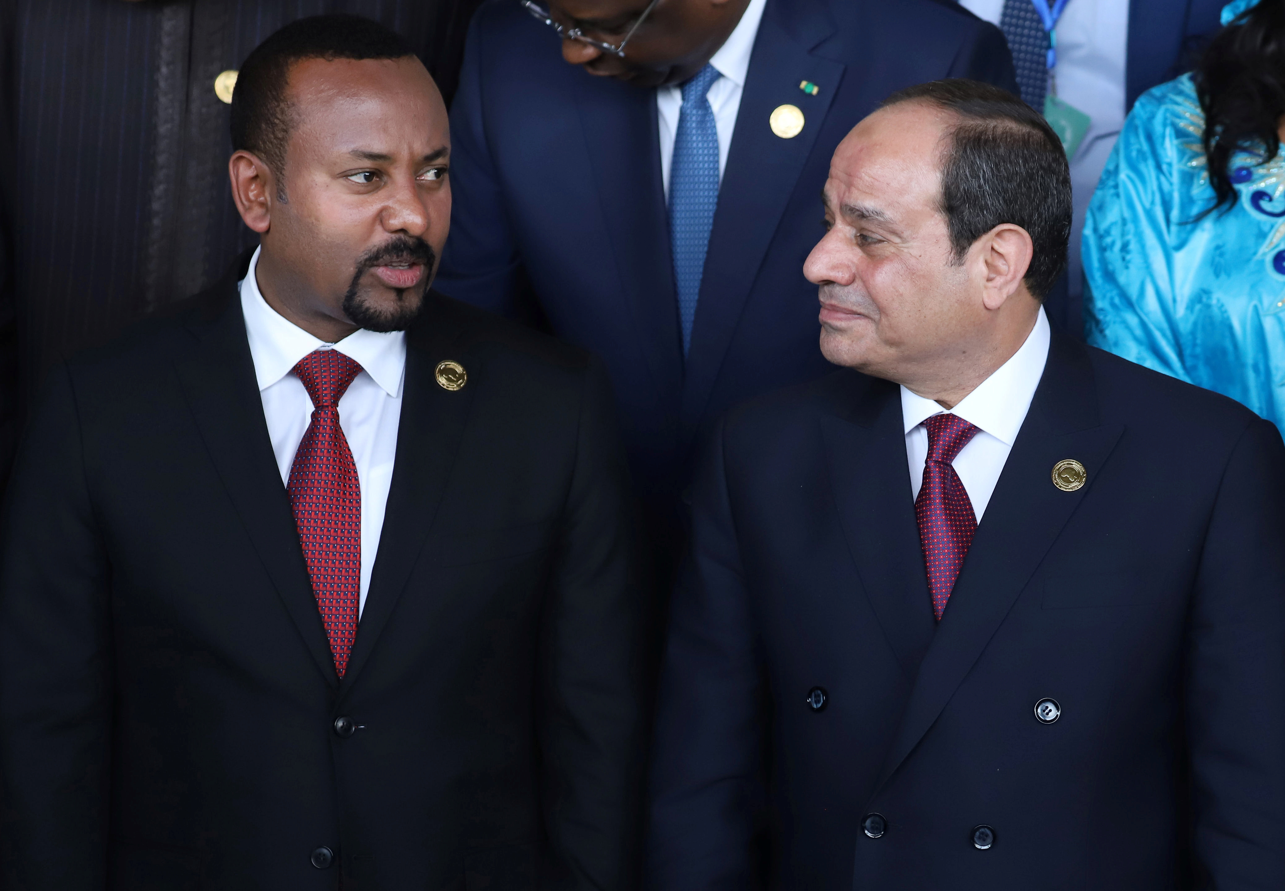 El Presidente egipcio Abdel Fattah al Sisi se reúne con el Primer Ministro de Etiopía, Abiy Ahmed, en la apertura del 33º período ordinario de sesiones de la Asamblea de Jefes de Estado y de Gobierno de la Unión Africana en Addis Abeba (Etiopía), el 9 de febrero de 2020 (REUTERS/Tiksa Negeri)