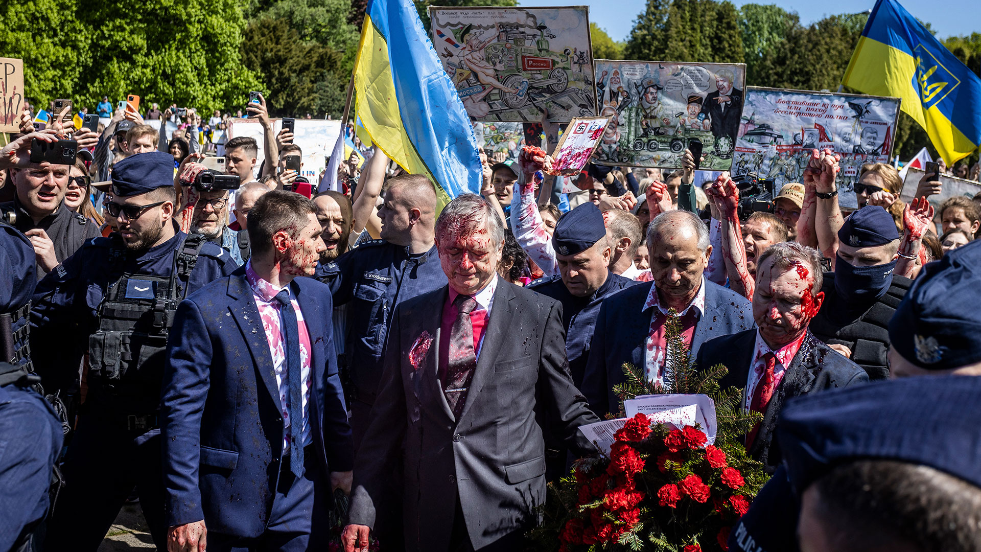 Andreev fue rodeado de banderas de Ucrania (AFP)