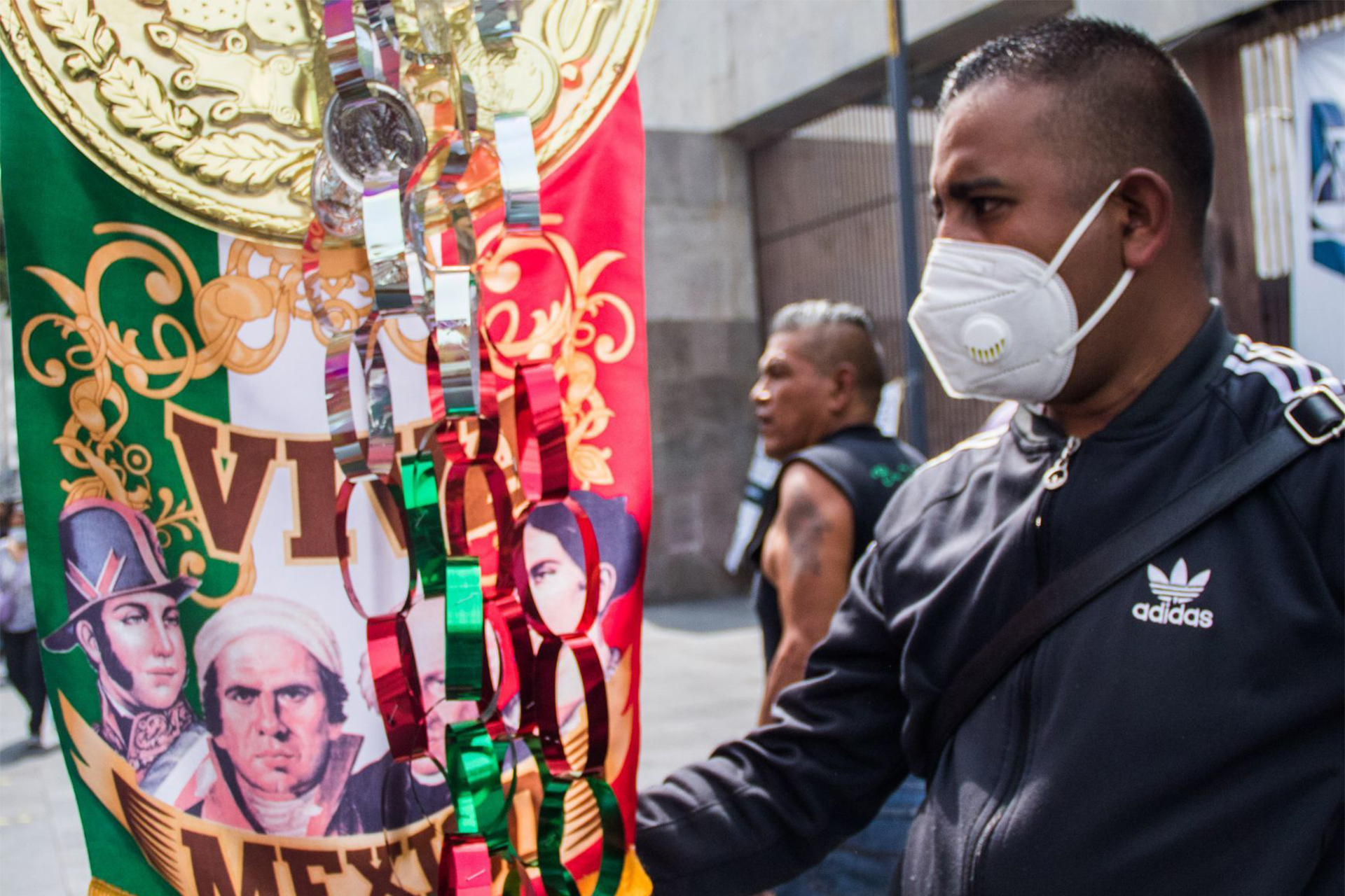La Unión Nacional de Artesanos de símbolos patrios, comercia sus productos en la avenida Juárez, hasta Eje Central Lázaro Cárdenas. Capitalinos acuden a comprarse algún adorno para este mes patrio.