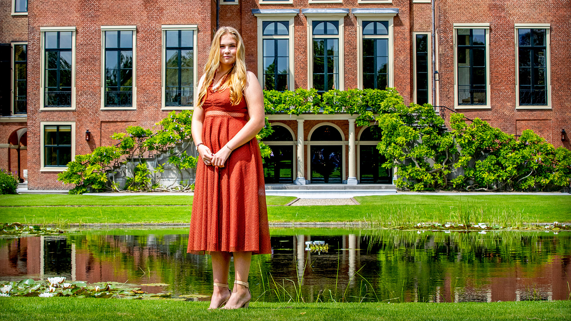 Amalia de Holanda en su sesión habitual de fotos de verano en el palacio Huis ten Bosch (Patrick van Katwijk/WireImage)
