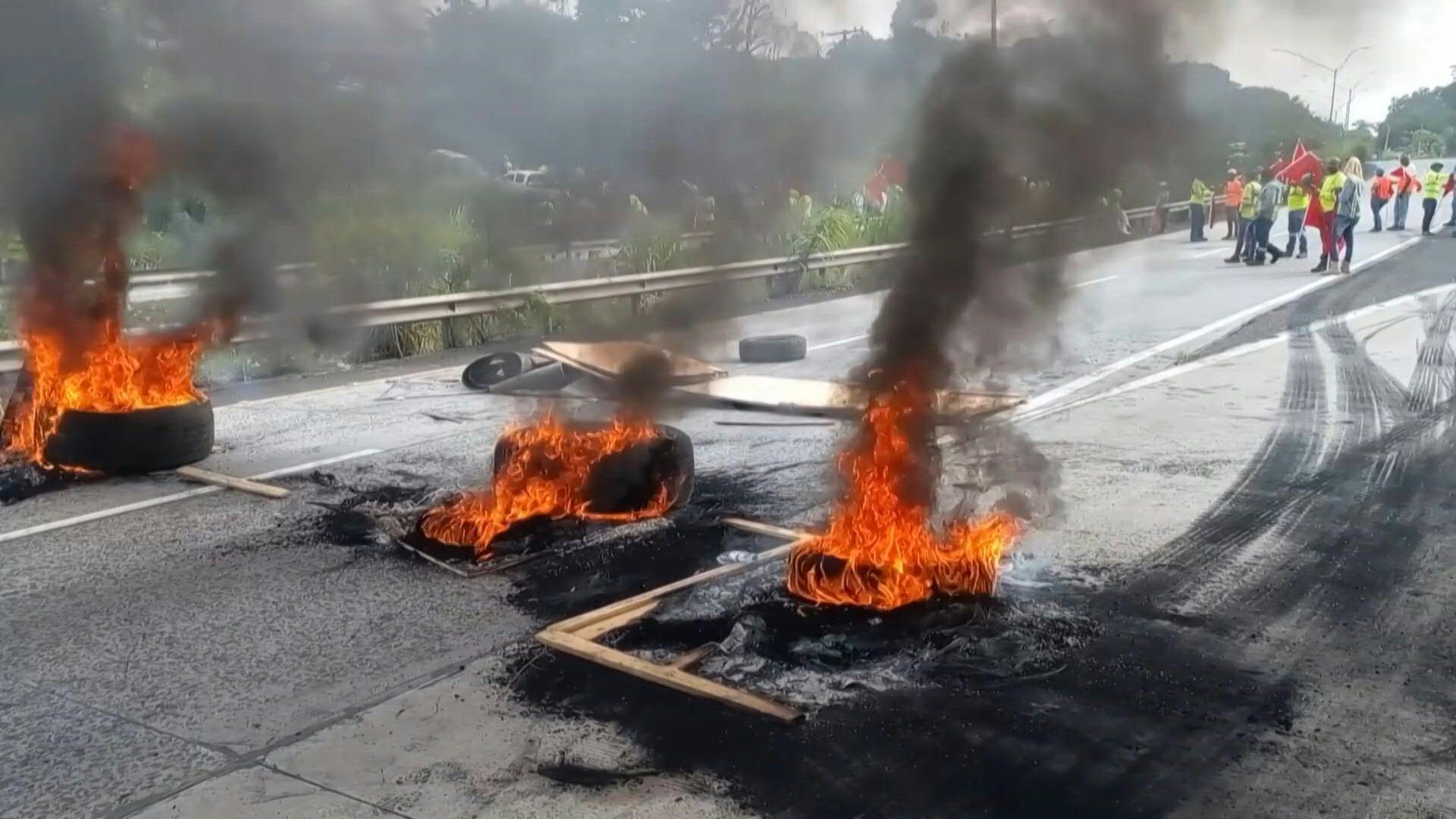 Organizaciones sociales rompieron el lunes un acuerdo firmado con el gobierno en la víspera para desbloquear las principales vías del país a cambio de una rebaja del precio de los combustibles y anunciaron que seguirán manifestándose.