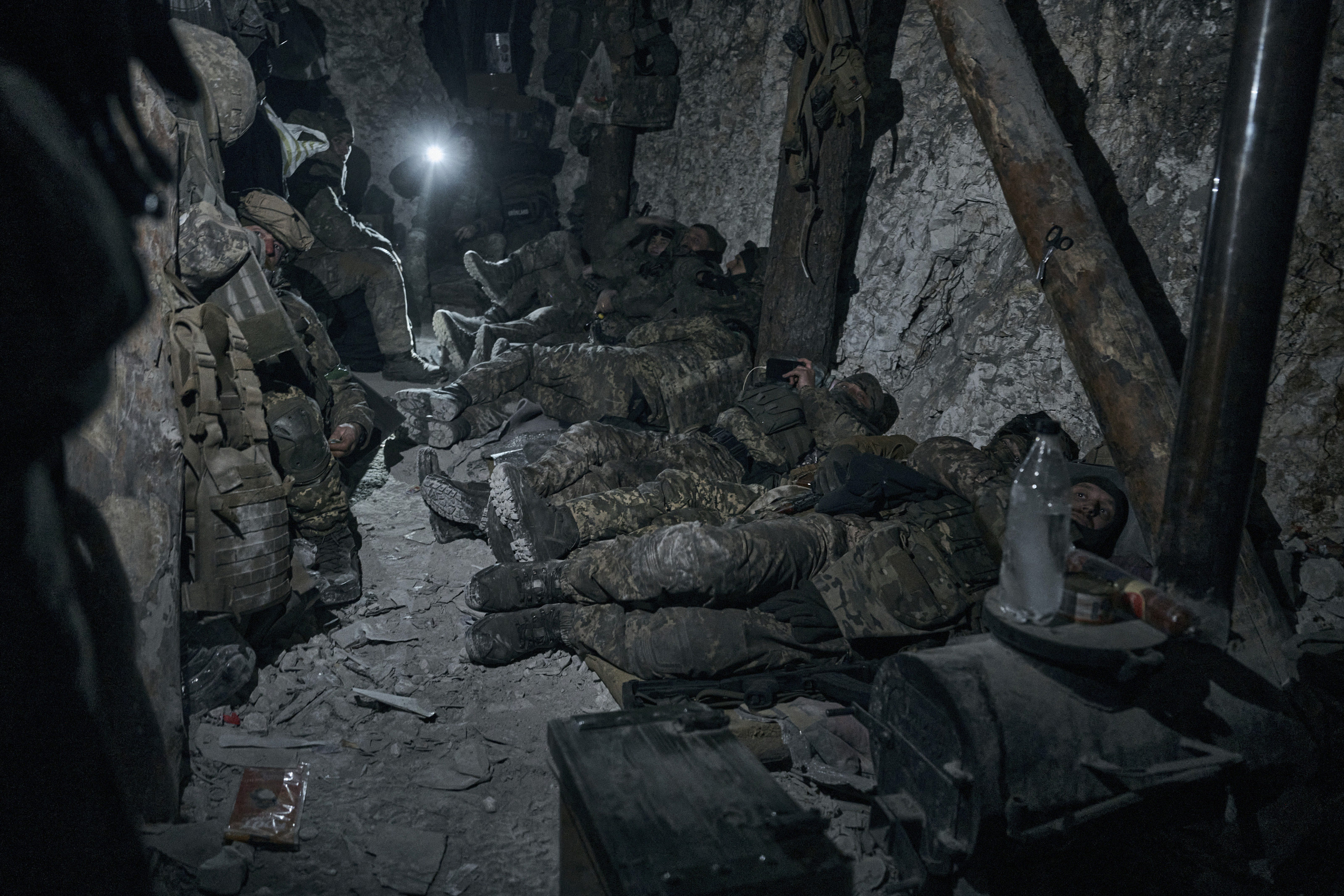Soldados de la 3ra brigada de asalto de las fuerzas especiales del ejército ucraniano (SSO), "Azov", descansan en una zona resguardada tras una noche de combates cerca de Bajmut (AP Foto/Libkos)