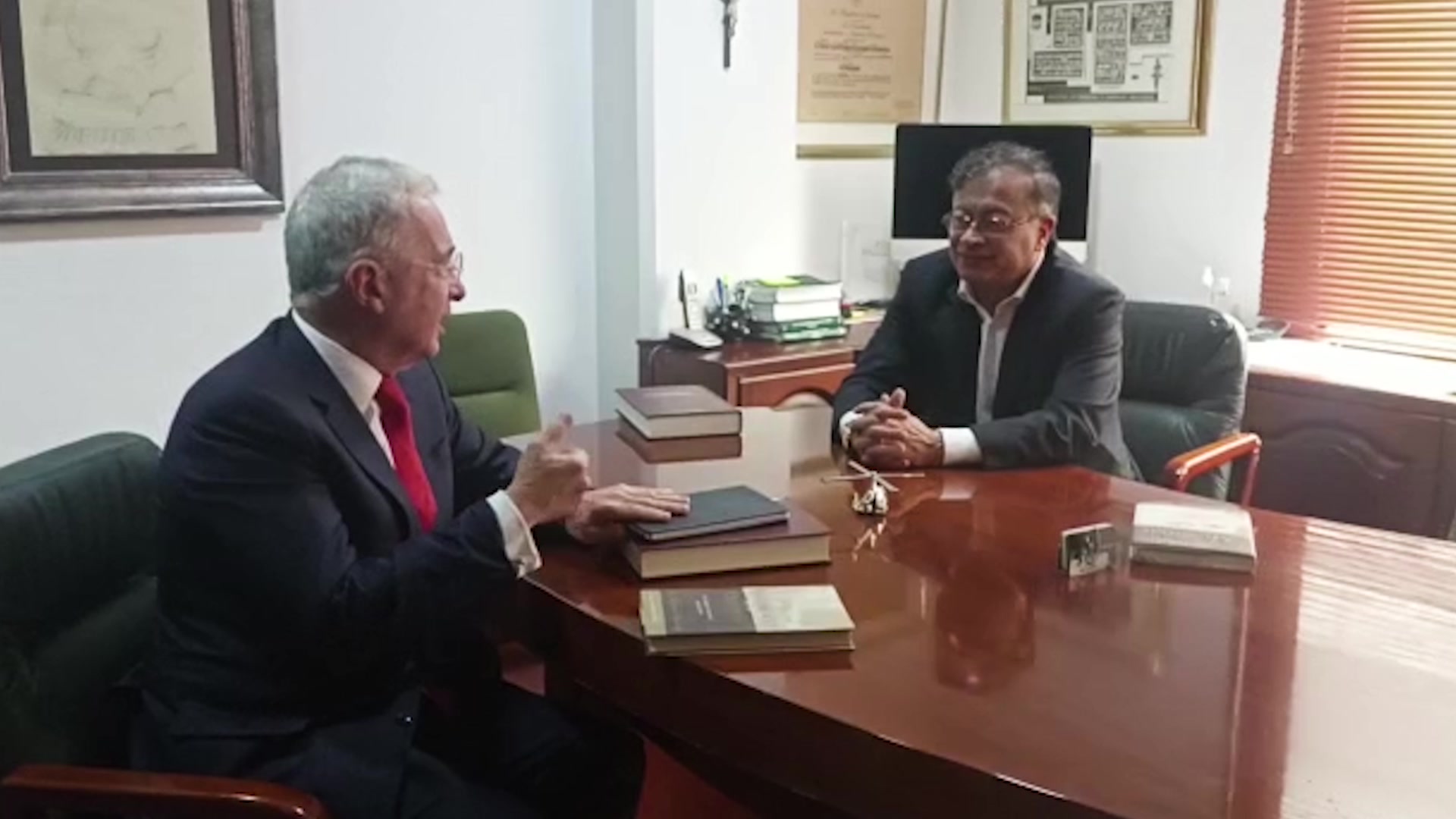 Así fue la reunión entre Gustavo Petro y Álvaro Uribe en la capital colombiana. Foto: AFP