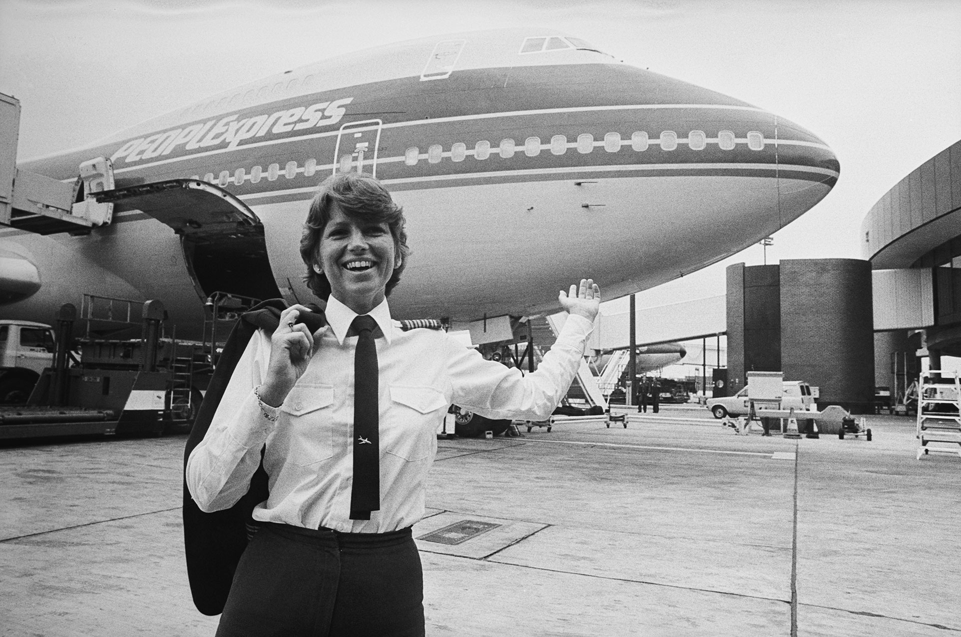 American pilot Lynn Rippelmeyer, the first woman to pilot a Boeing 747 across the Atlantic Ocean, in front of a PEOPLExpress plane, July 20, 1984. P. Shirley/Daily Express/Hulton Archive/Getty Images/Archive
