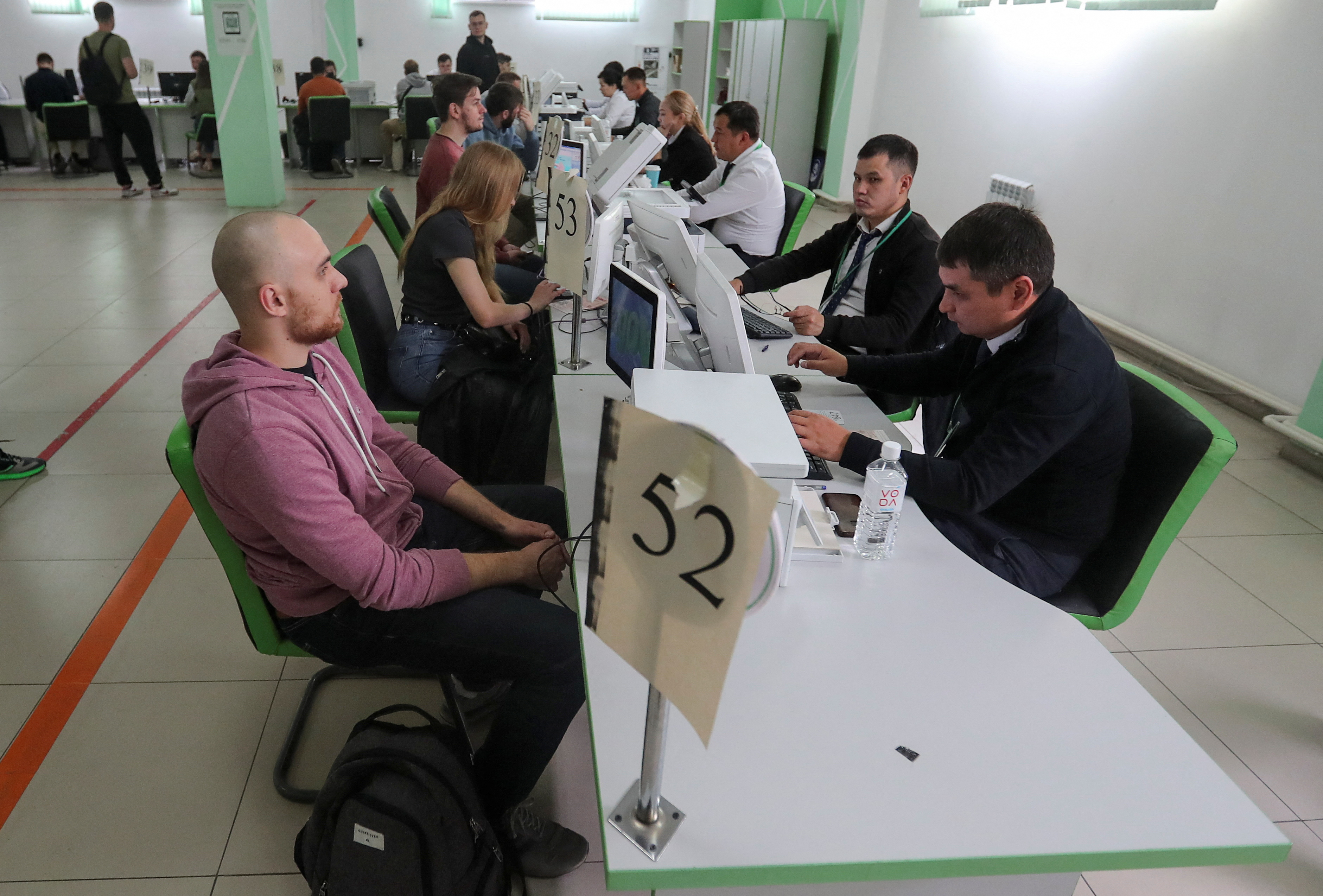 Ciudadanos rusos en un centro de servicios públicos donde reciben un número de identificación individual para extranjeros en la ciudad de Almaty, Kazajistán, 28 de septiembre de 2022. REUTERS/Pavel Mikheyev