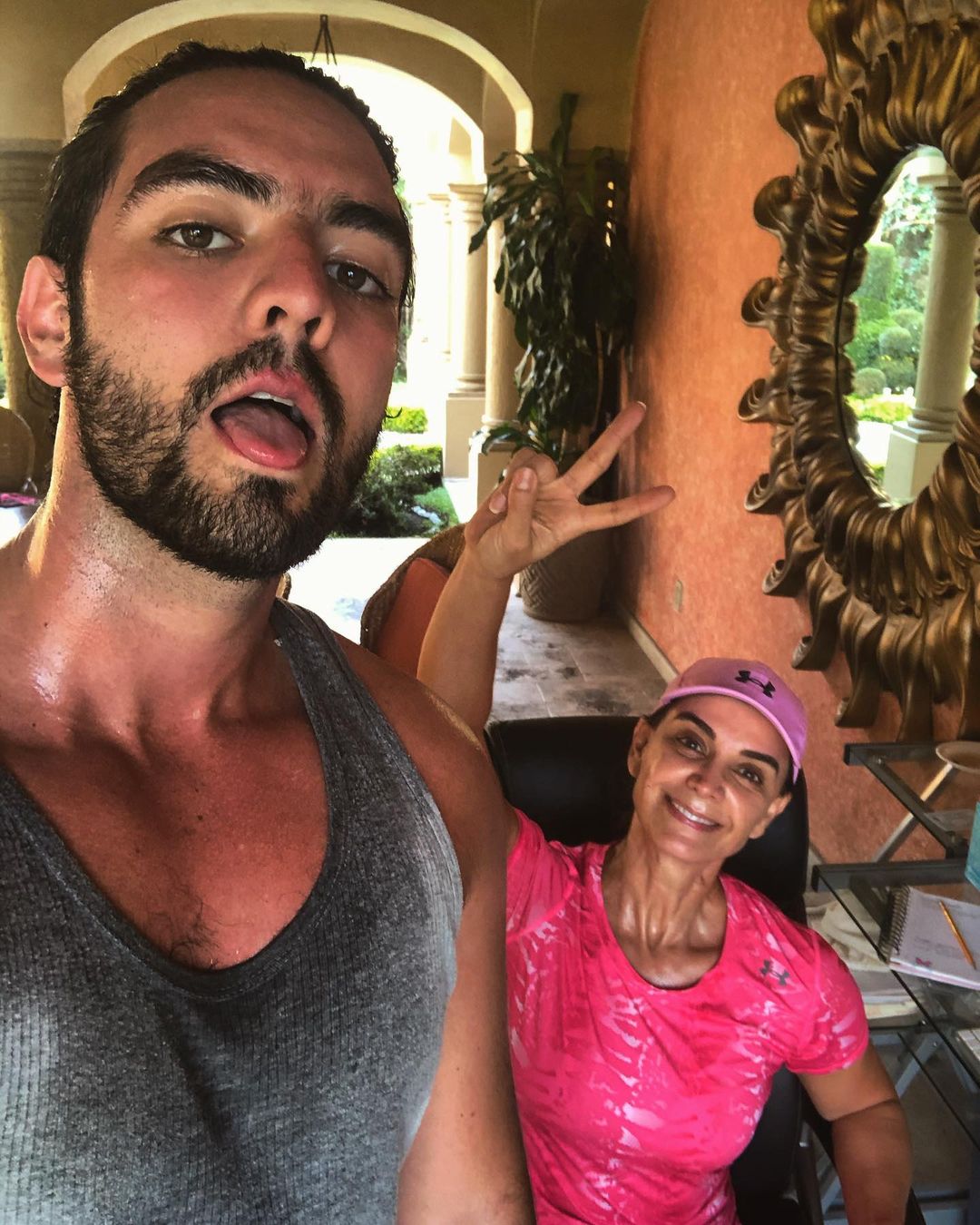 Simón Charaf, hijo de Lupita, criticó duramente lo que a su parecer es una injusticia: los señalamientos contra su madre (Foto: Instagram @simon_jones16)