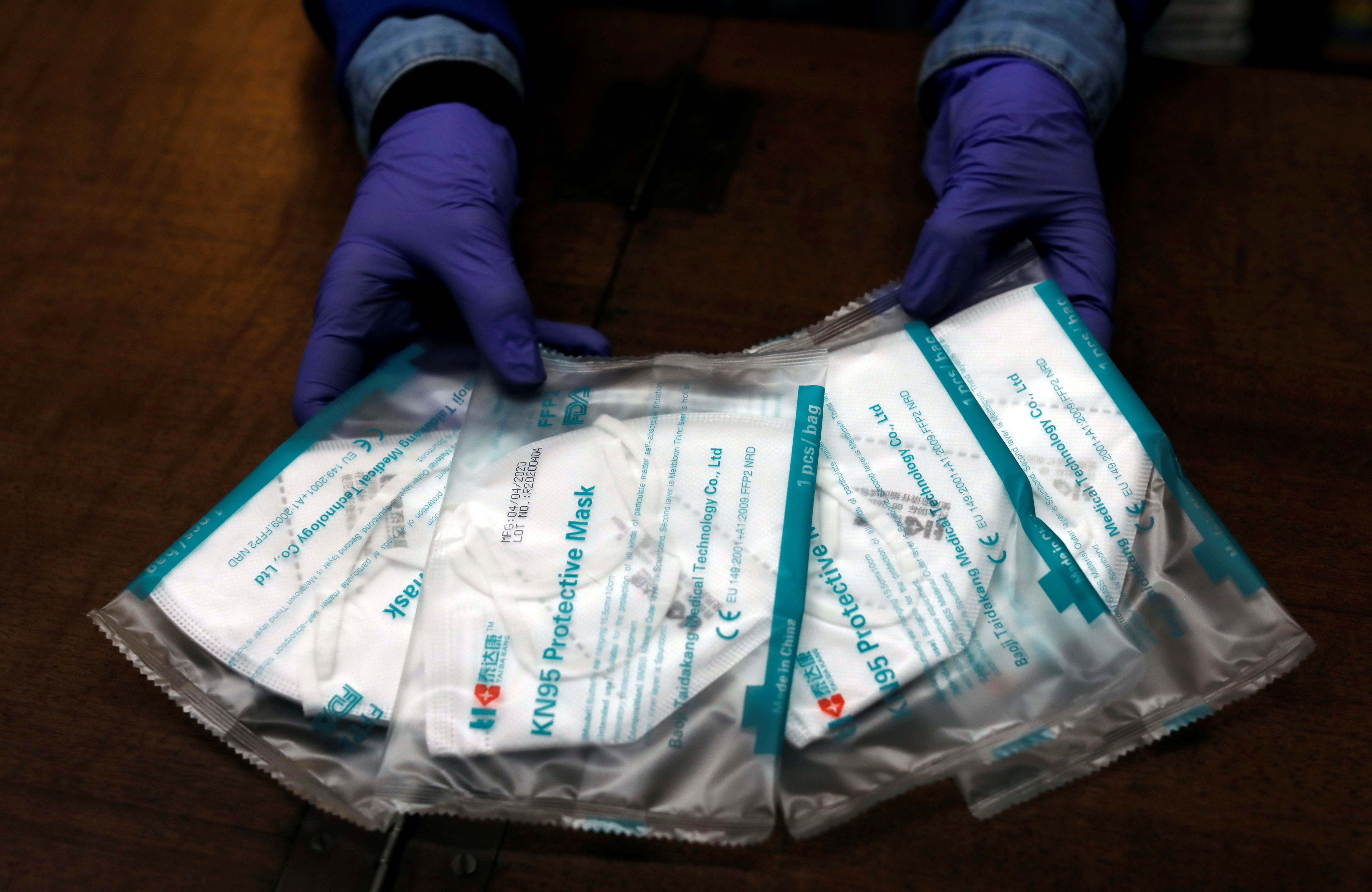 La pandemia por COVID-19 ha hecho que las personas busquen la mejor forma de protejerse. REUTERS/Jon Nazca