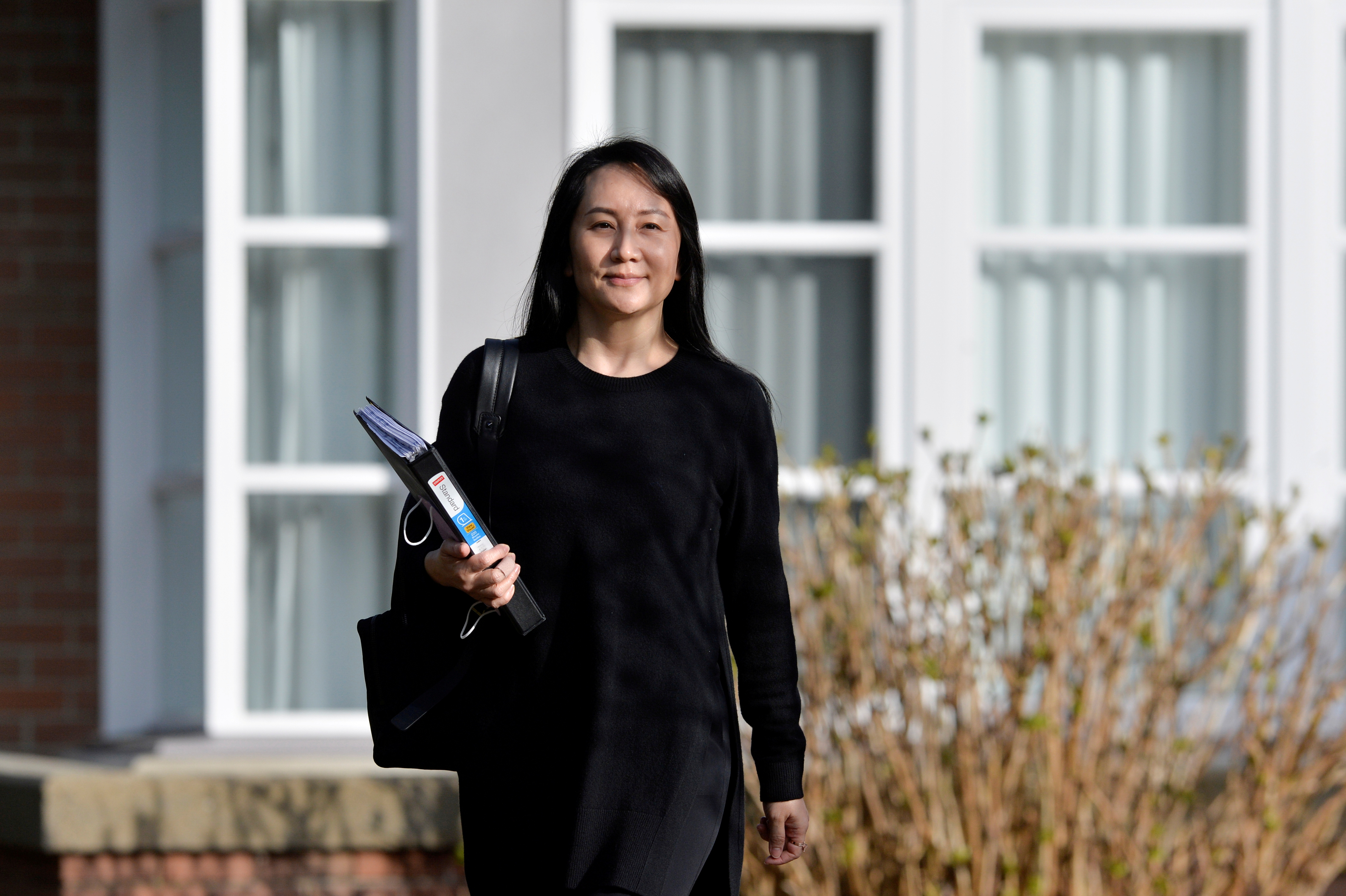 FOTO DE ARCHIVO: la directora financiera de Huawei Technologies, Meng Wanzhou, sale de su casa para asistir a una vista judicial en Vancouver, Canadá, el 22 de marzo de 2021 (Reuters)