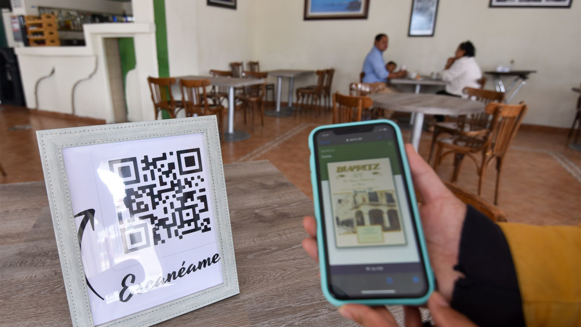 Algunos restaurantes han implementado los menús electrónicos que se escanean en códigos QR, para así evitar que los comensales toquen las cartas tradicionales