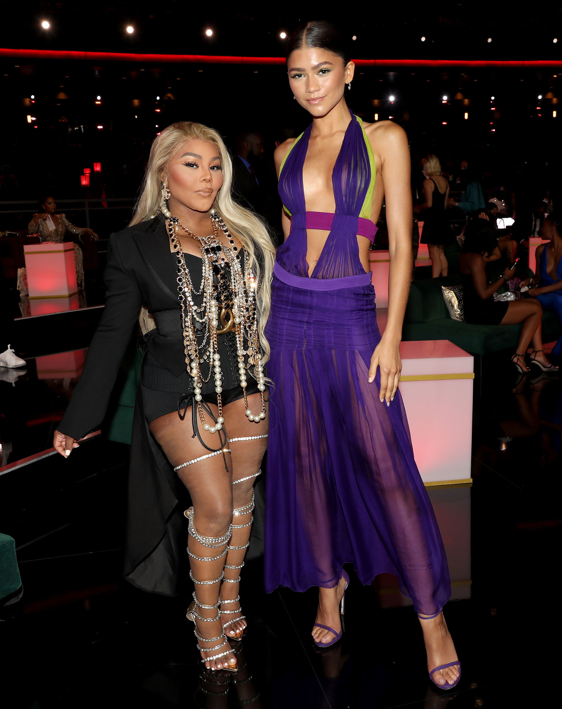 Lil' Kim y Zendaya en los BET Awards 2021, Zendaya by Versace y Bvlgari (Photo by Bennett Raglin/Getty Images for BET)