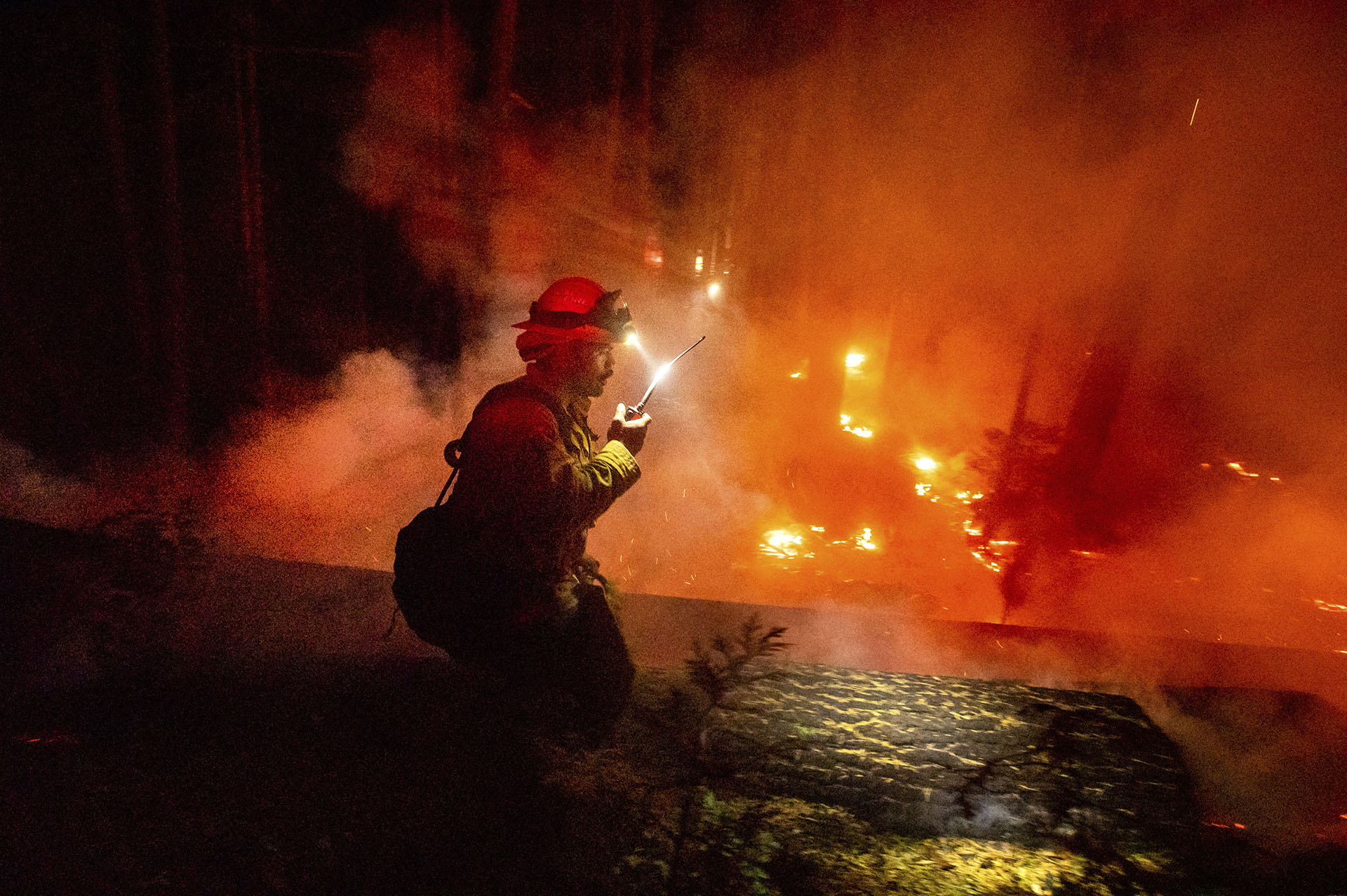 El estado de California vivió este fin de semana largo su segunda oleada de incendios del verano, en medio de una ola de calor en que se han registrado temperaturas muy superiores a las habituales y solo pocas semanas después de que se declarase la primera, a mediados de agosto. (AP/Noah Berger)