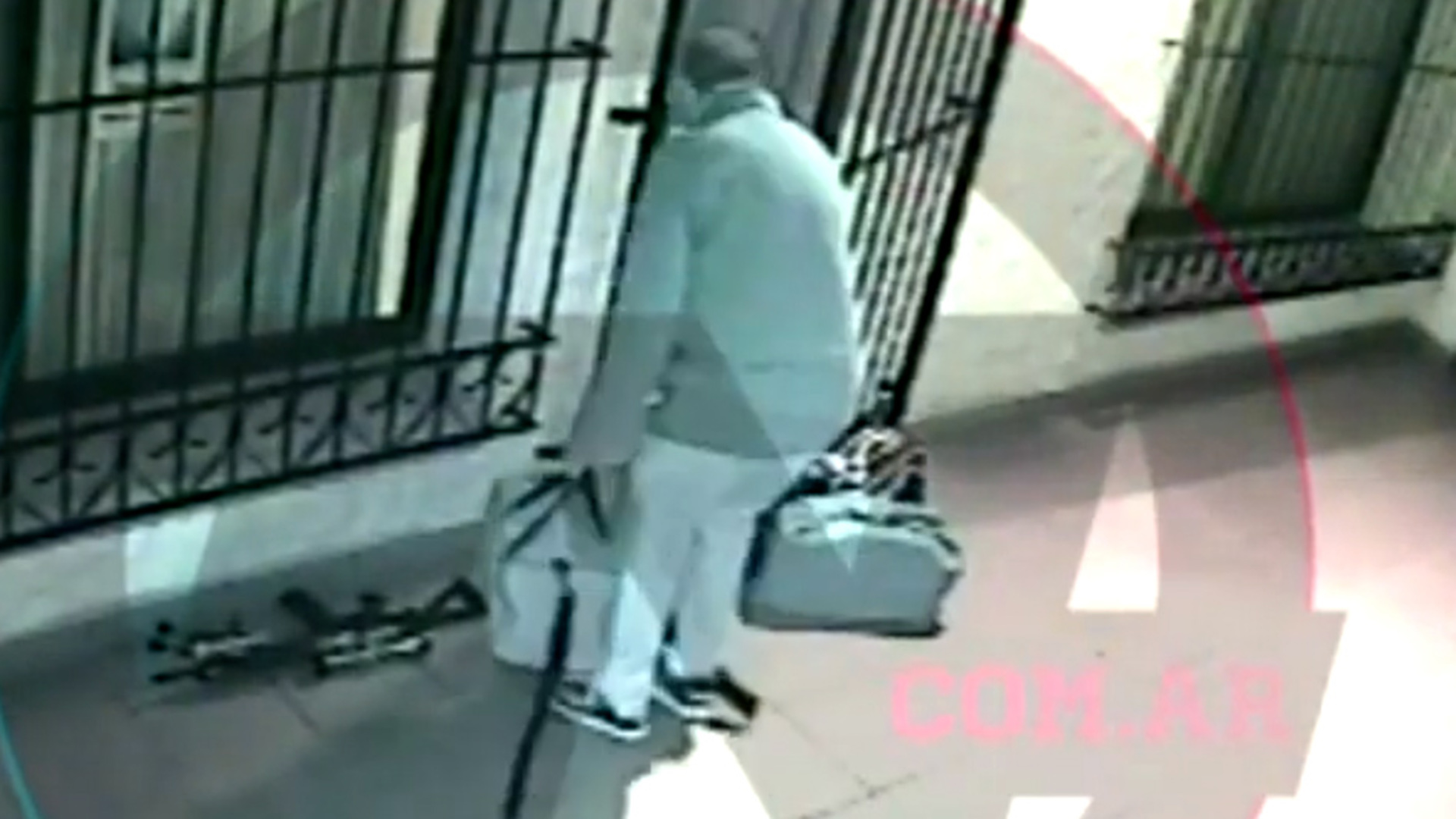 Captura del video de José López con bolsos llenos de dólares