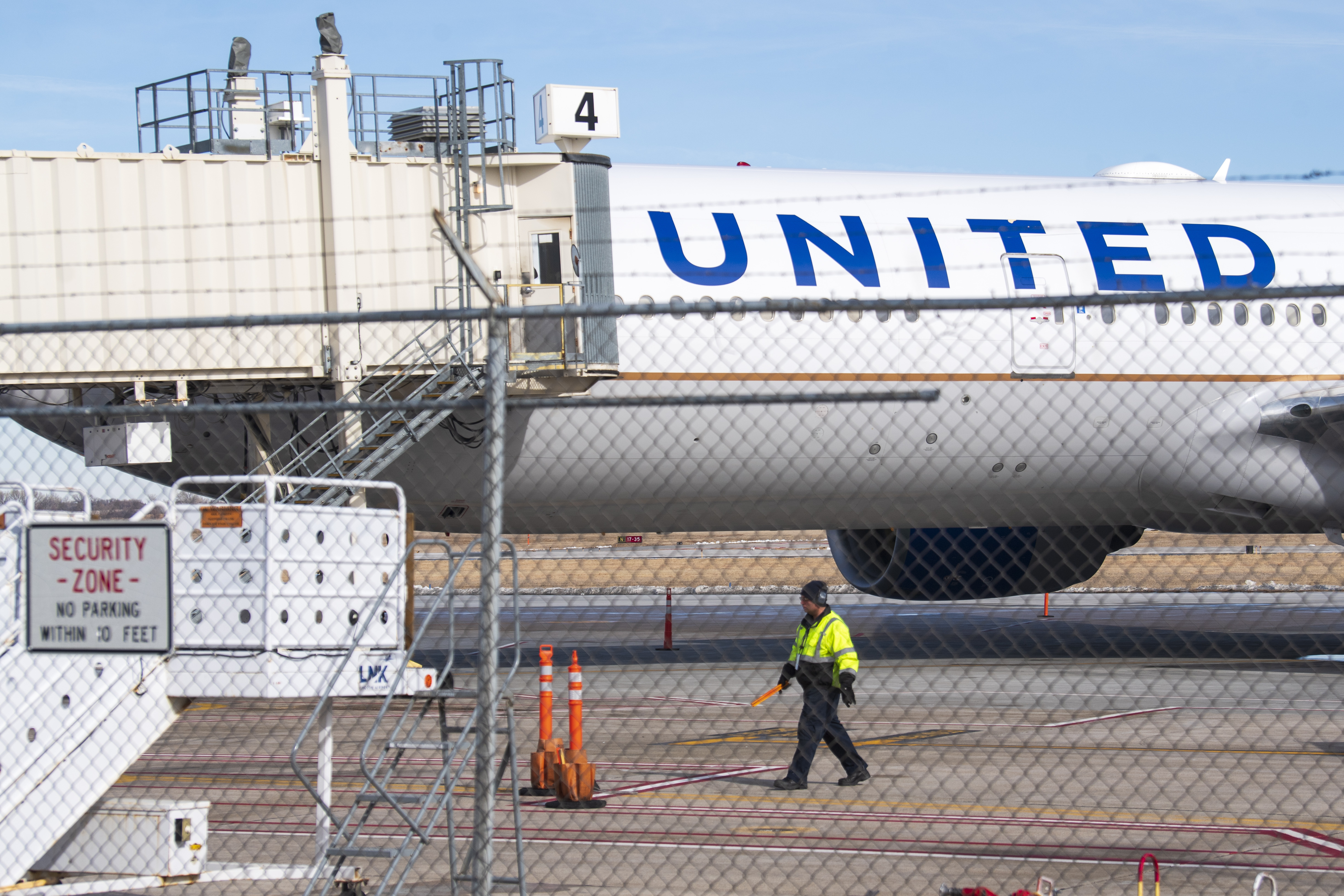 Miembros del equipo terrestre aseguran el sitio después de que un avión de United Airlines aterrizara de emergencia. Kenneth Ferriera/Lincoln Journal Star vía AP/Archivo