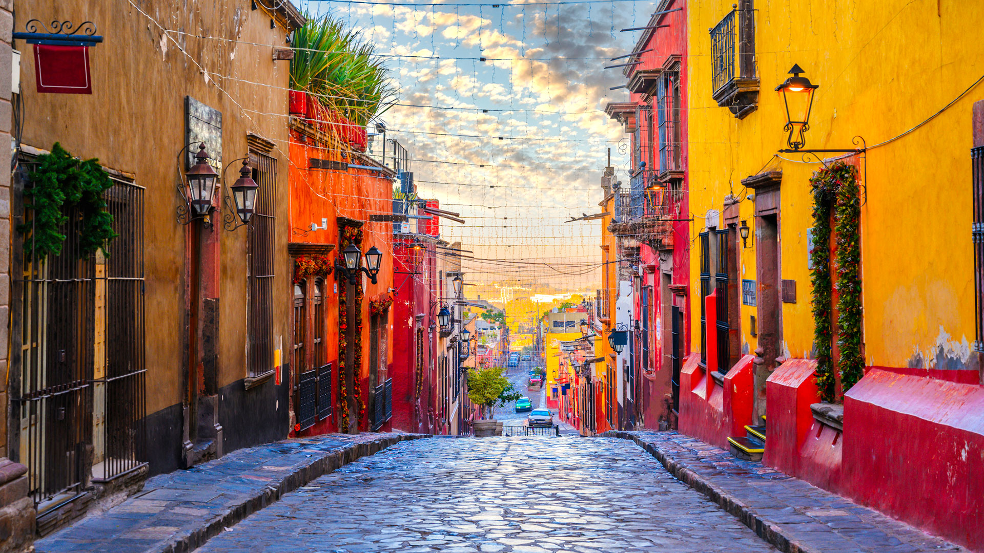 Muchos viajeros eligen la ruta que une Ciudad de México con San Miguel Allende, un recorrido lleno de colores y sabores (Getty)
