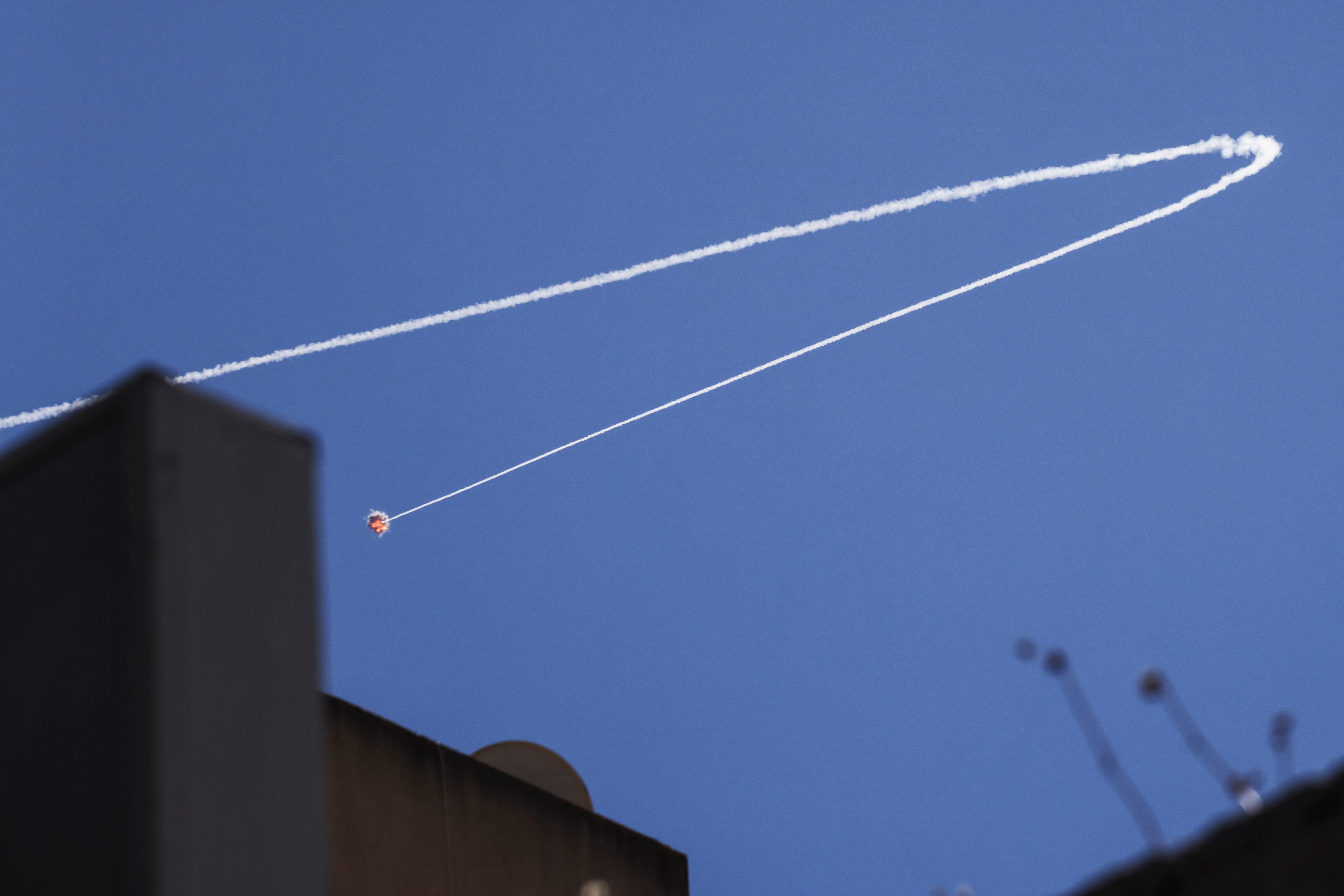 El sistema antimisiles Cúpula de Hierro intercepta un cohete lanzado por el Hamas. El grupo terrorista disparó más de 4.000 cohetes contra Israel en los once días que duró el conflicto (REUTERS/Baz Ratner)