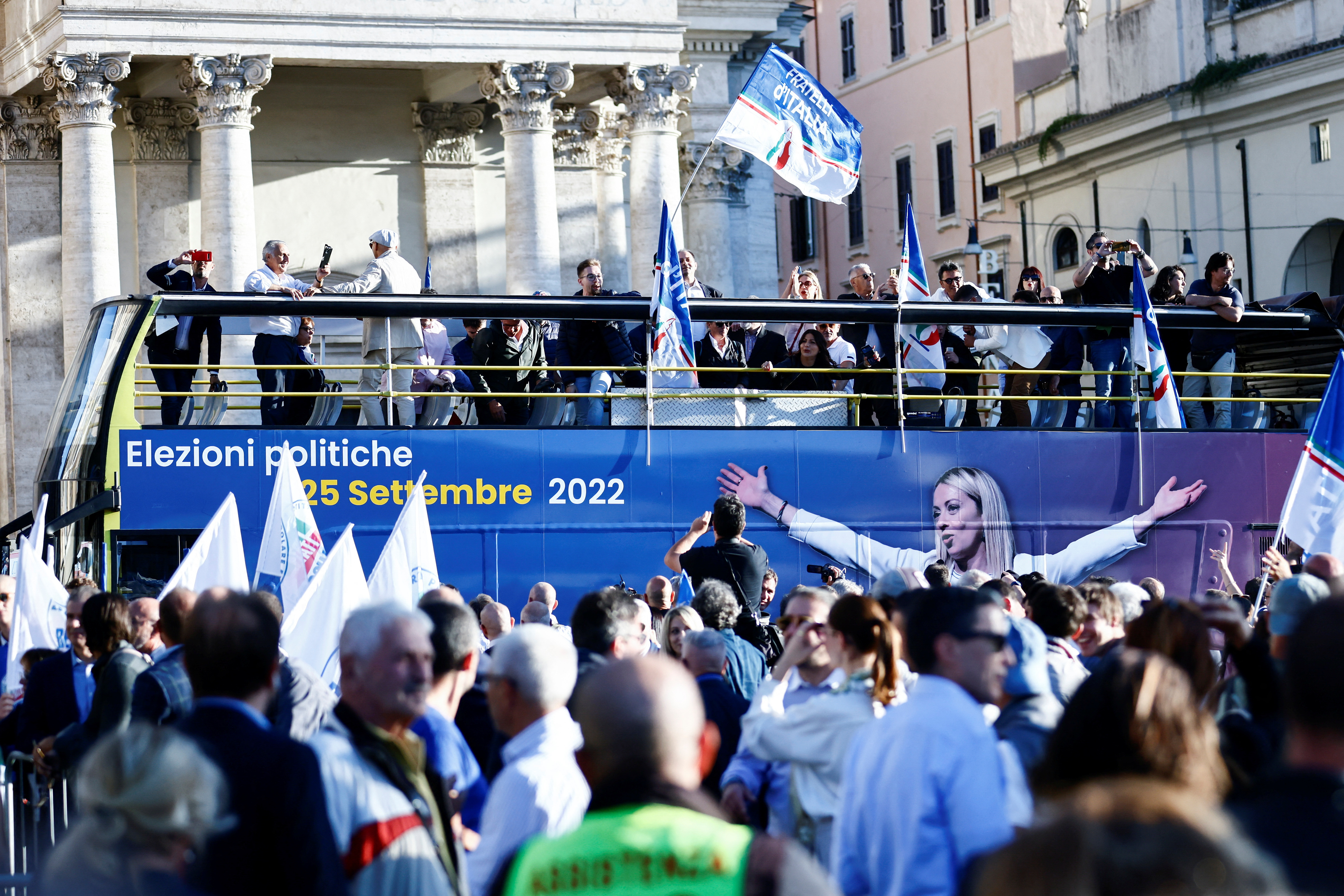 Un autobús muestra una imagen de la líder de los Hermanos de Italia, Giorgia Meloni (REUTERS/Yara Nardi)