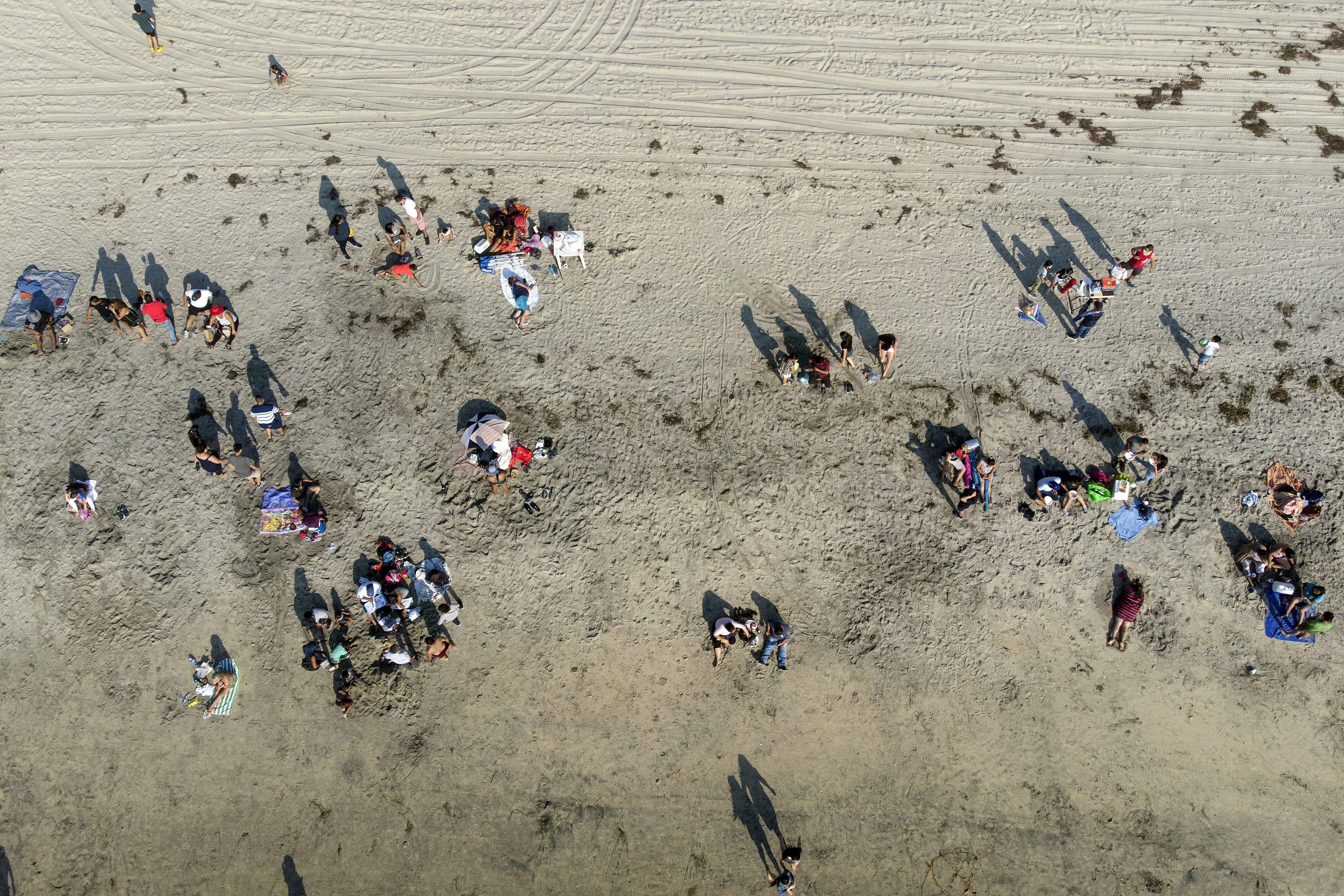 Vista aérea de personas en la playa de Playas de Tijuana cerca de la frontera entre Estados Unidos y México en Tijuana, estado de Baja California, México, el 3 de octubre de 2020, en medio de la pandemia del coronavirus COVID-19.