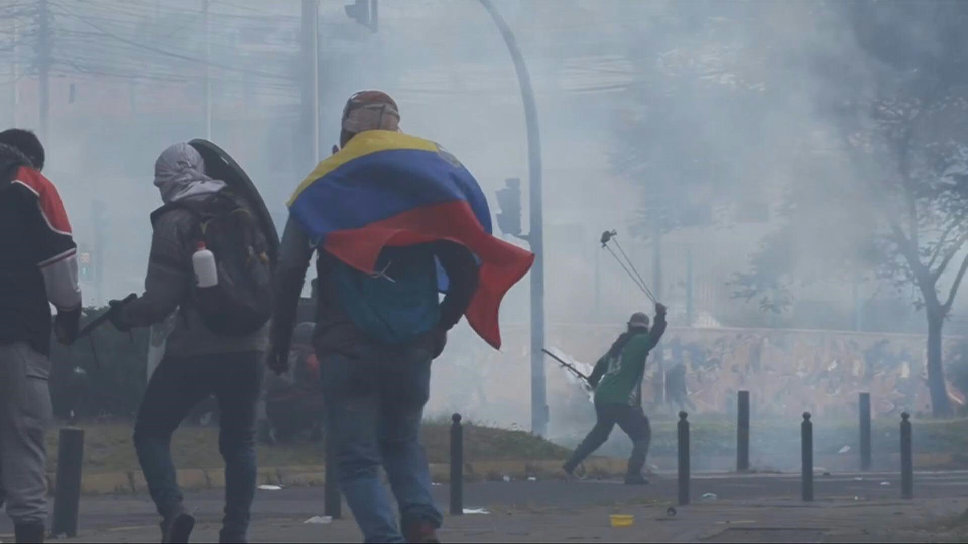 Indígenas se enfrentaron con la policía el jueves cuando quisieron irrumpir en el Congreso, en el centro de Quito (AFP)