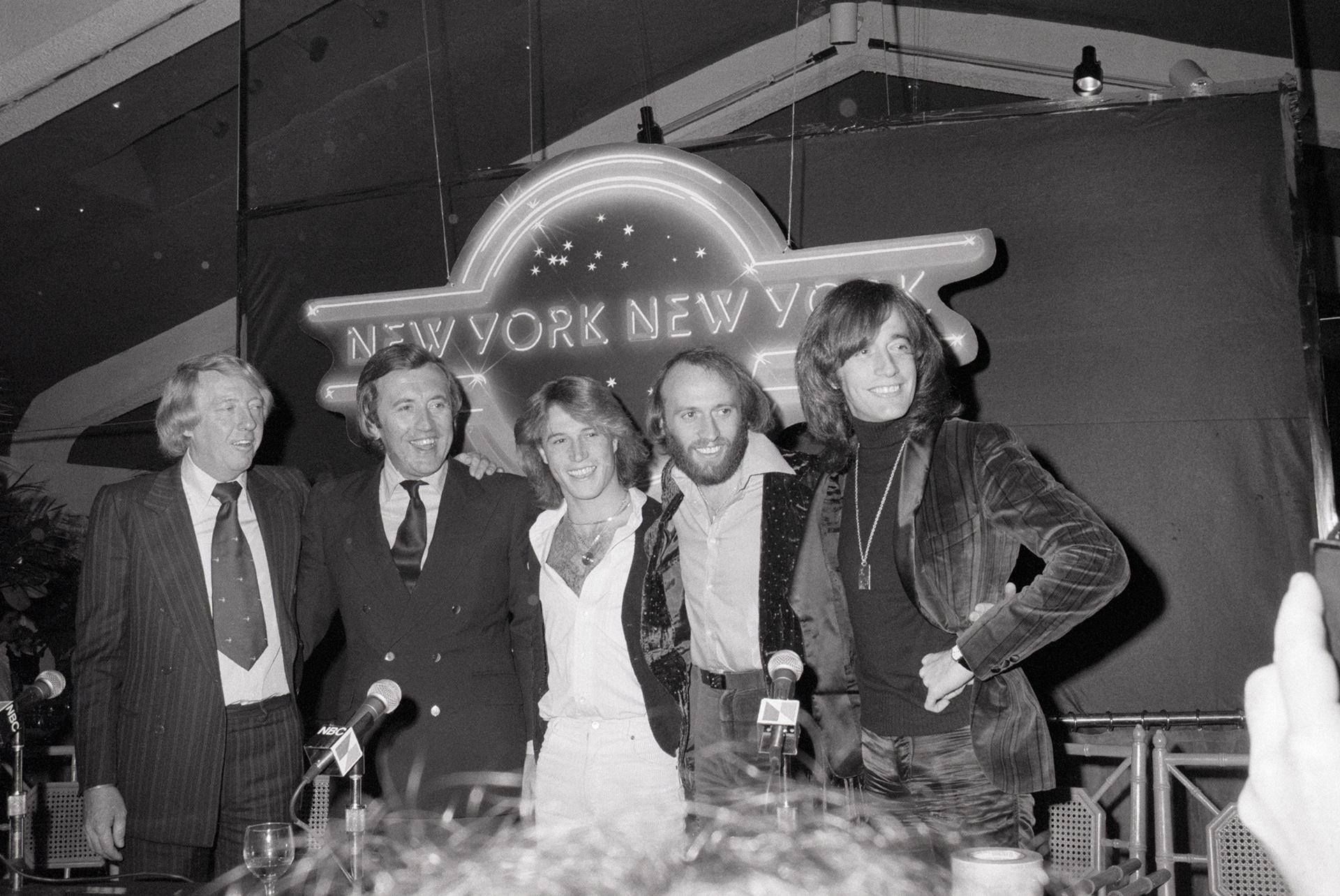 Robert Stigwood, David Frost, y tres de los hermanos Gibb: Andy, Maurice y Robin en el restaurante del Club New York 