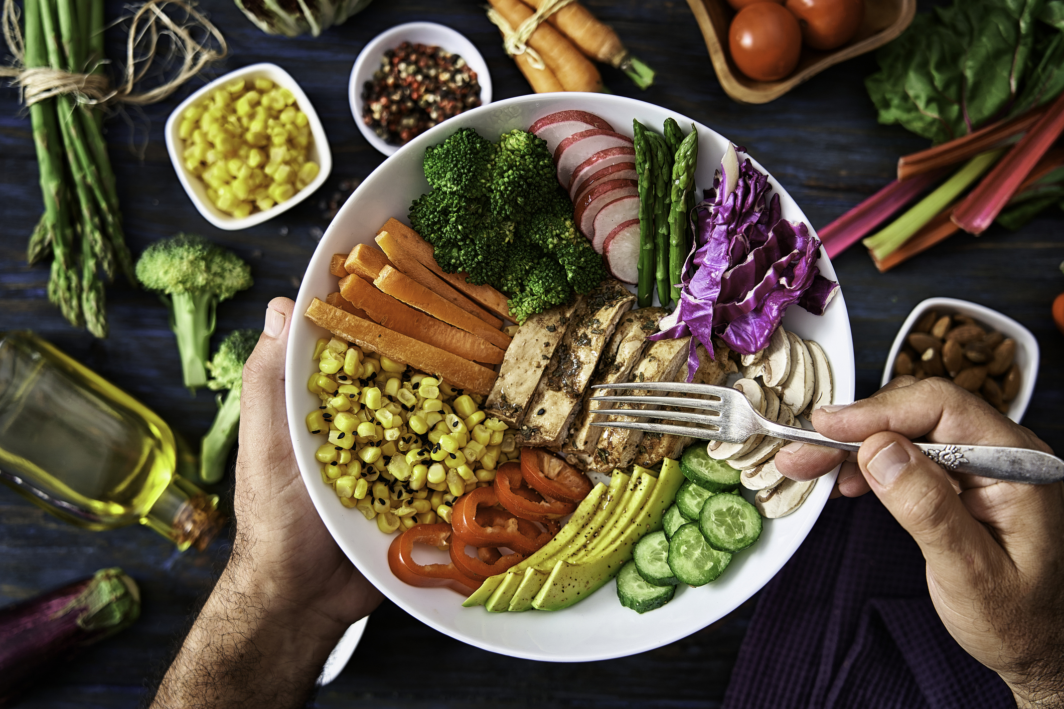 Priorizas los platos bajos en grasas, no muy calientes y con abundantes verduras (Getty Images)