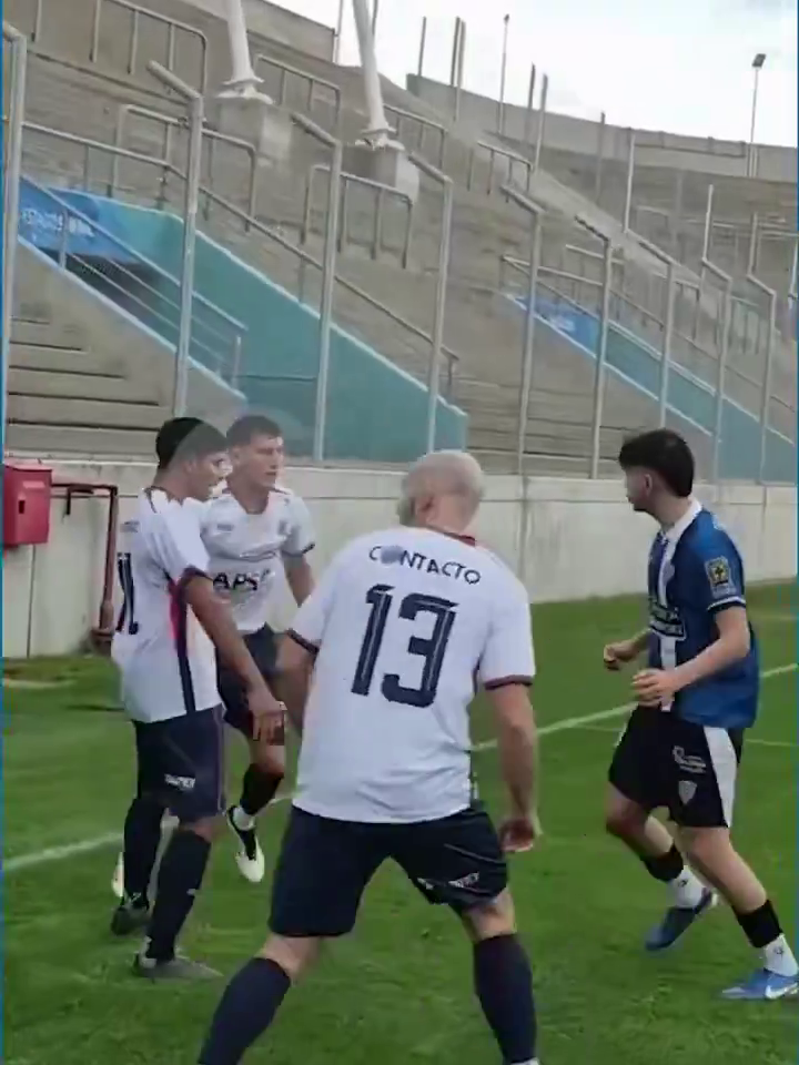 El video de la batalla campal en la final de la Liga Nicole&ntilde;a: la patada por la espalda que sufri&oacute; un jugador con su hijo en brazos
