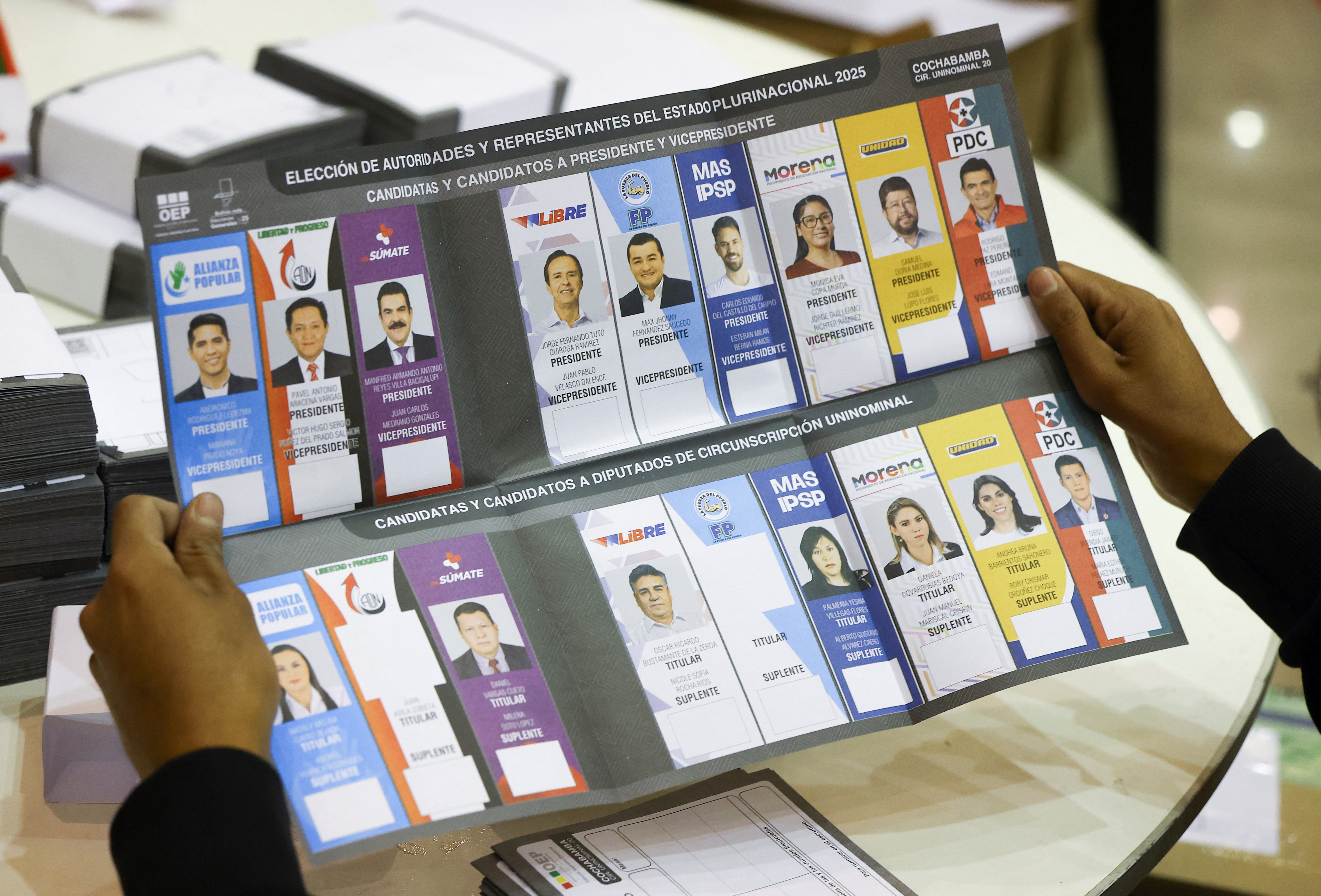 Evelyn Matthei inscribió su candidatura presidencial ante el Servicio Electoral de Chile para las elecciones del 16 de noviembre