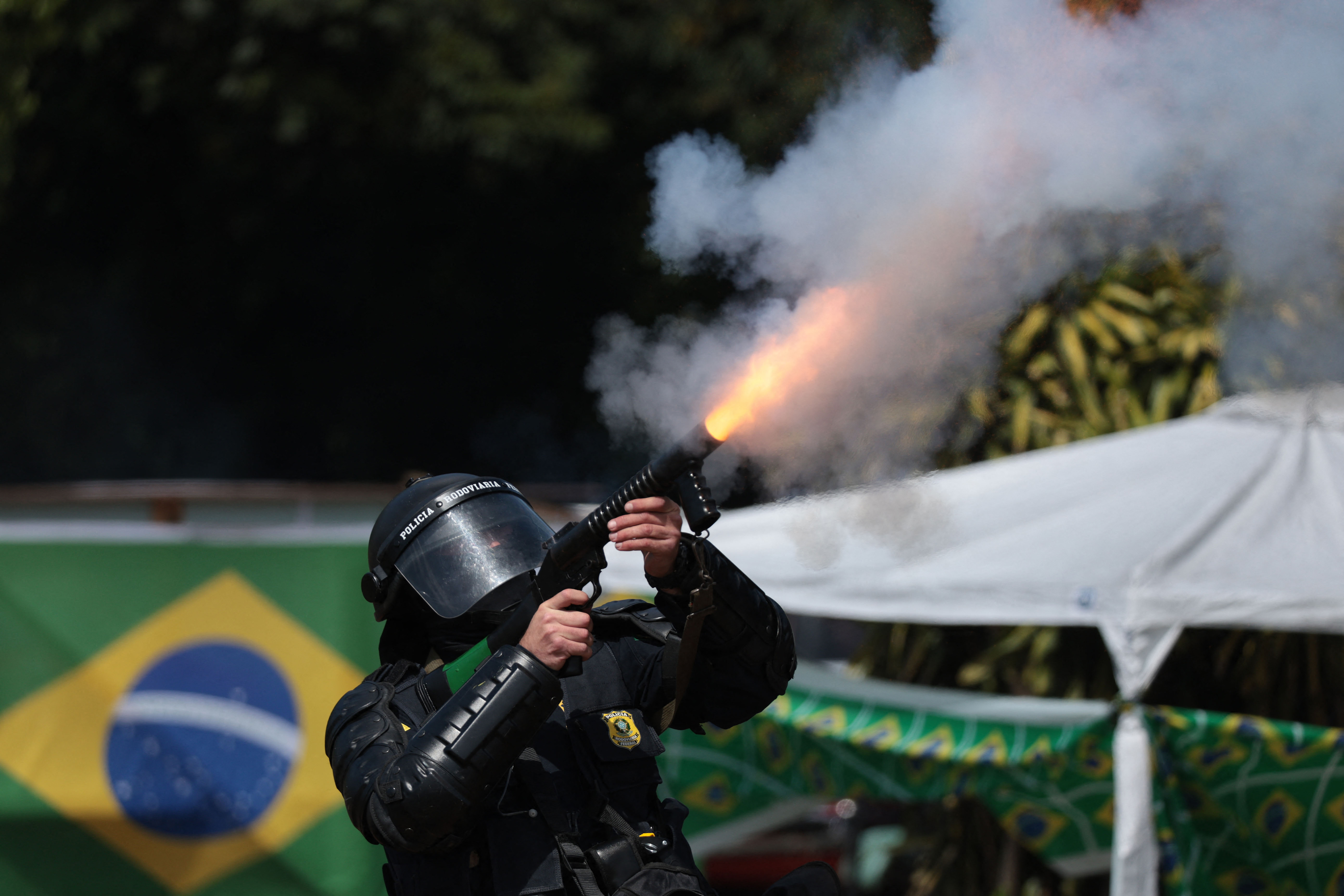 Tensión en Brasil: la policía dispersa a los bolsonaristas que mantienen más de 200 bloqueos de carreteras