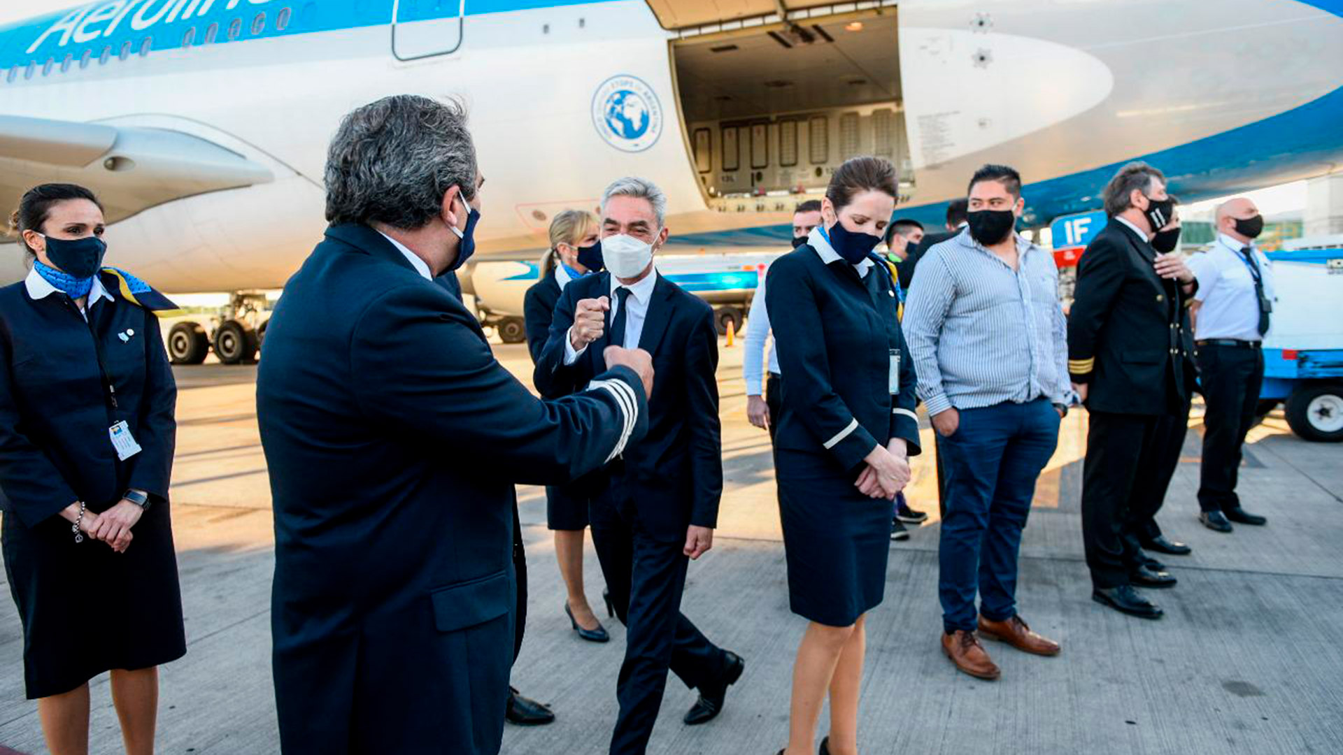 El ministro de Transporte, Mario Meoni, estuvo en la partida del vuelo hacia Rusia 