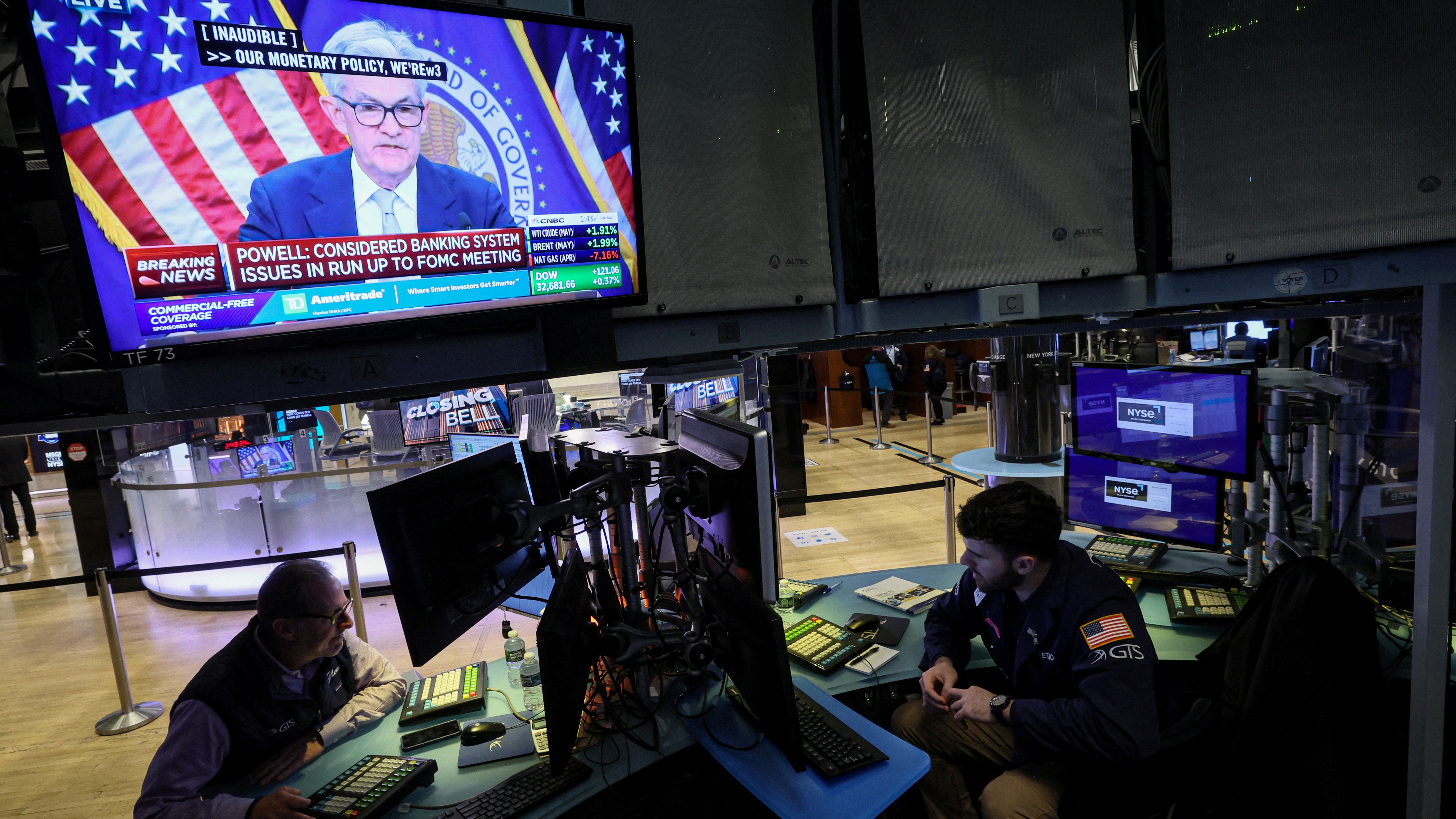 Traders react as Federal Reserve Chair Jerome Powell is seen delivering remarks on a screen, on the floor of the New York Stock Exchange (NYSE) in New York City, U.S., March 22, 2023.  REUTERS/Brendan McDermid