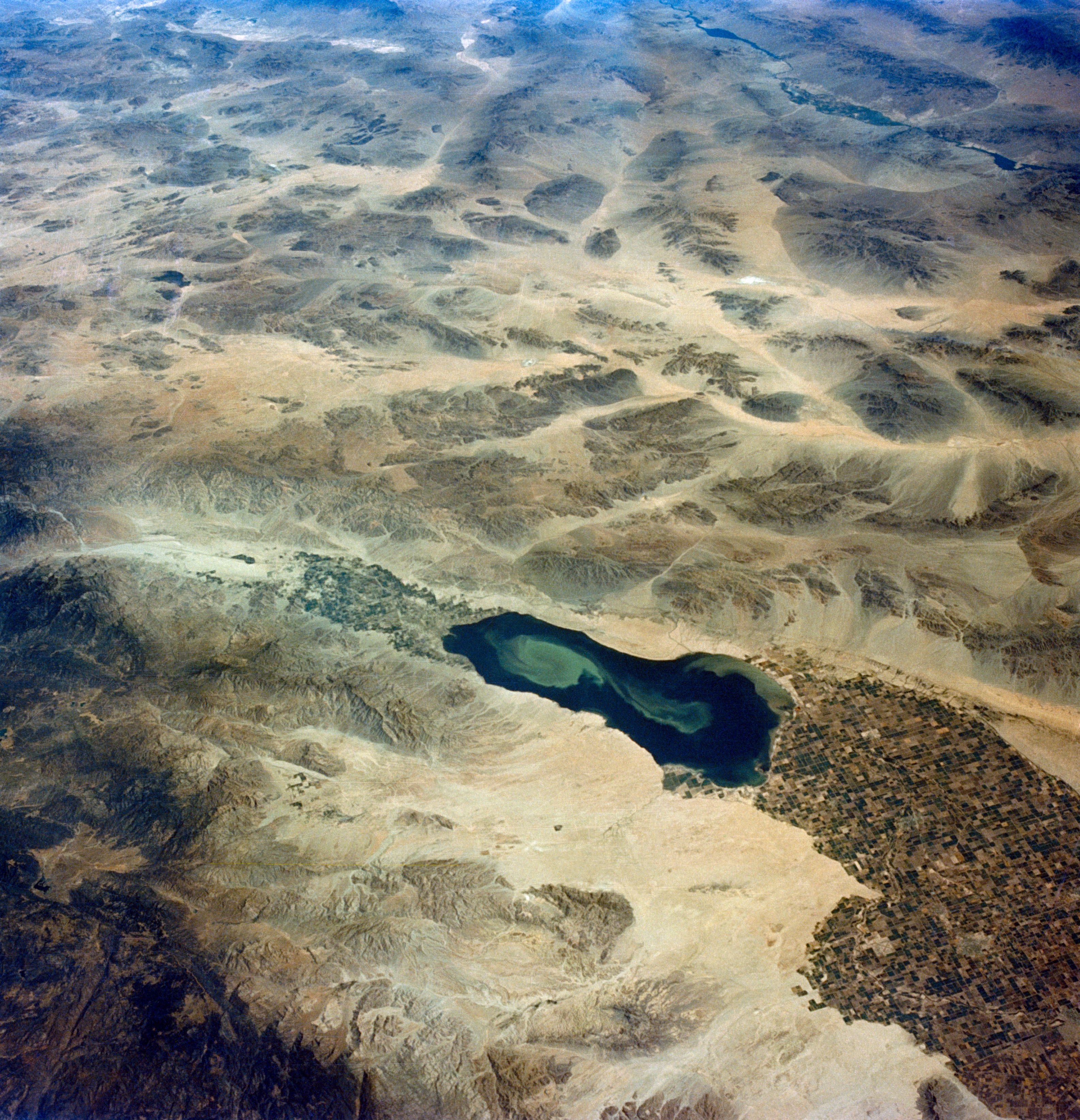 El  Mar de Salton es un lago salado y endorreico ubicado en el sur de California, Estados Unidos. Depende de la escorrentía de las tierras de cultivo para no desaparecer. Pero como los agricultores se enfrentan a menos agua debido a la sequía y a un río Colorado cada vez más seco, el Salton corre el riesgo de volver a perder agua (NASA)