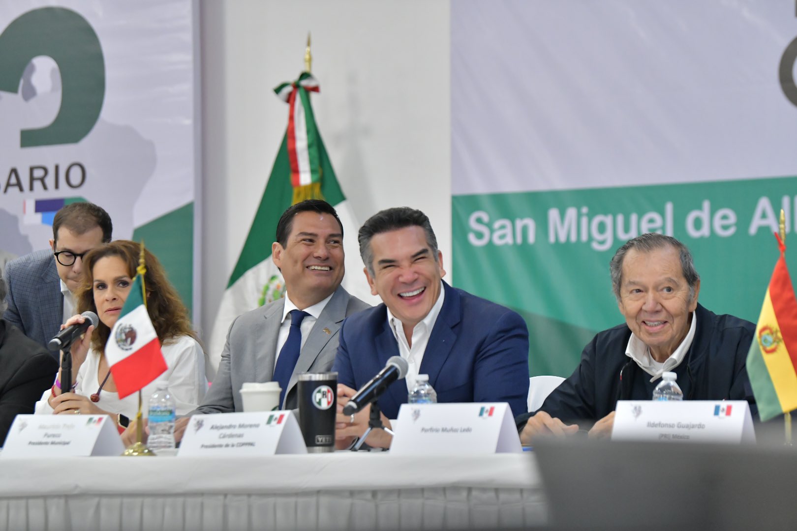 The former PRI member was present with some pictures of the tricolor at the meeting of the Political Parties of Latin America Photo: Twitter/@alitomorenoc)