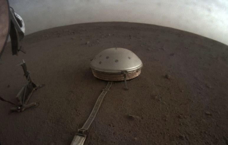 Seismometrul misiunii InSight plasat pe suprafața marțiană (NASA)