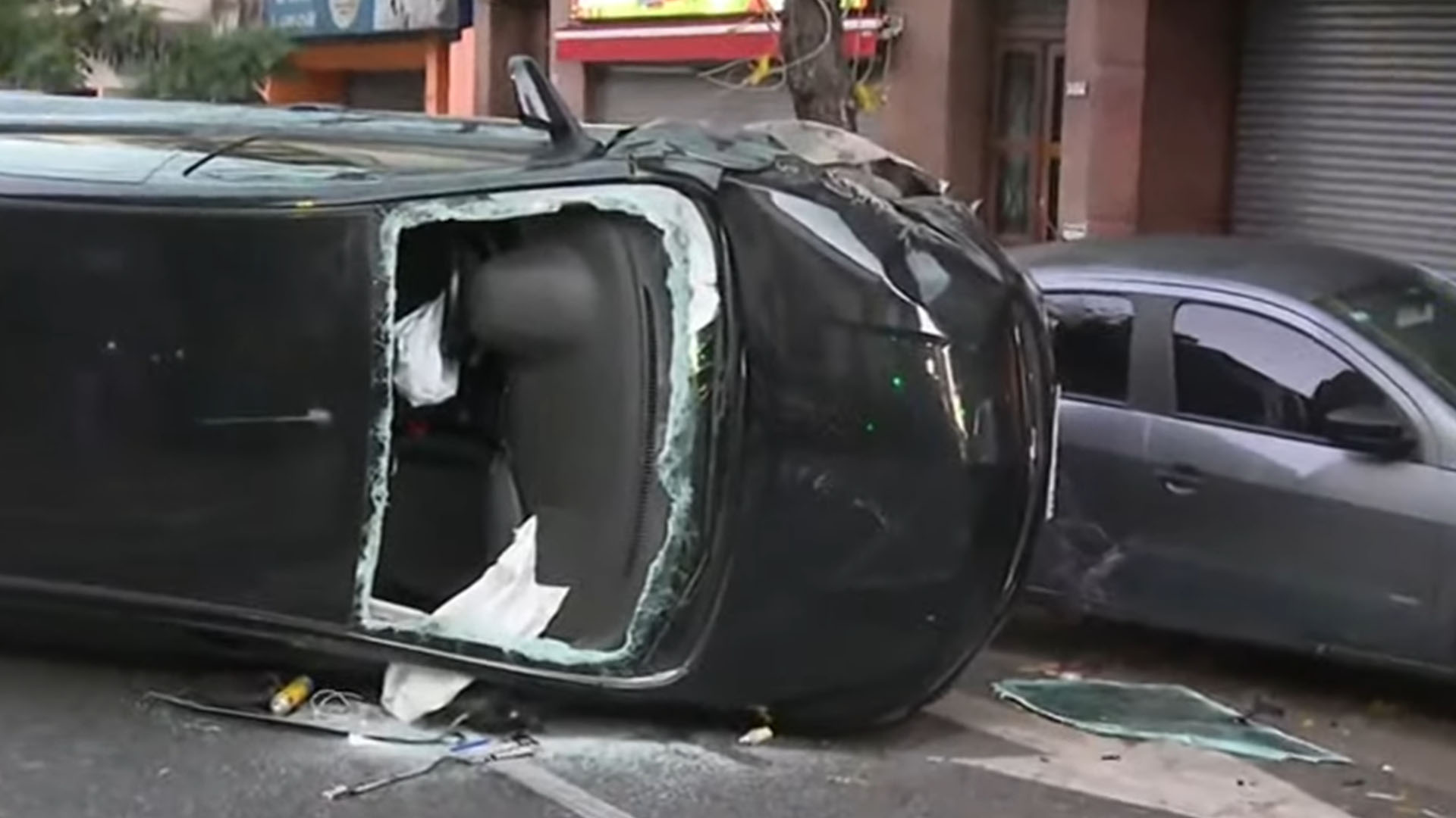 El auto volcado luego del accidente