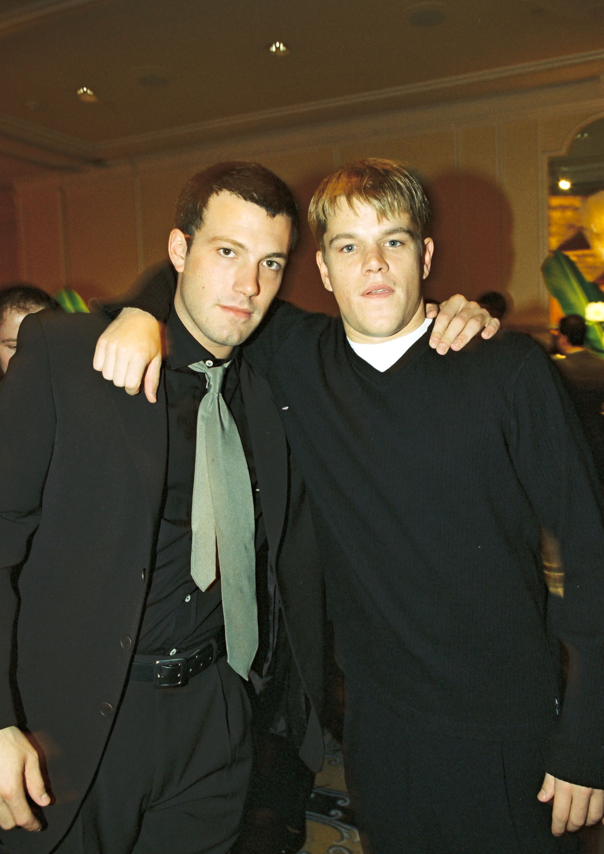 Ben Affleck y Matt Damon en una ceremonia antes de los Oscar de 1998. Son mejores amigos desde la infancia, desde que eran vecinos (Berliner Studio/BEImages)