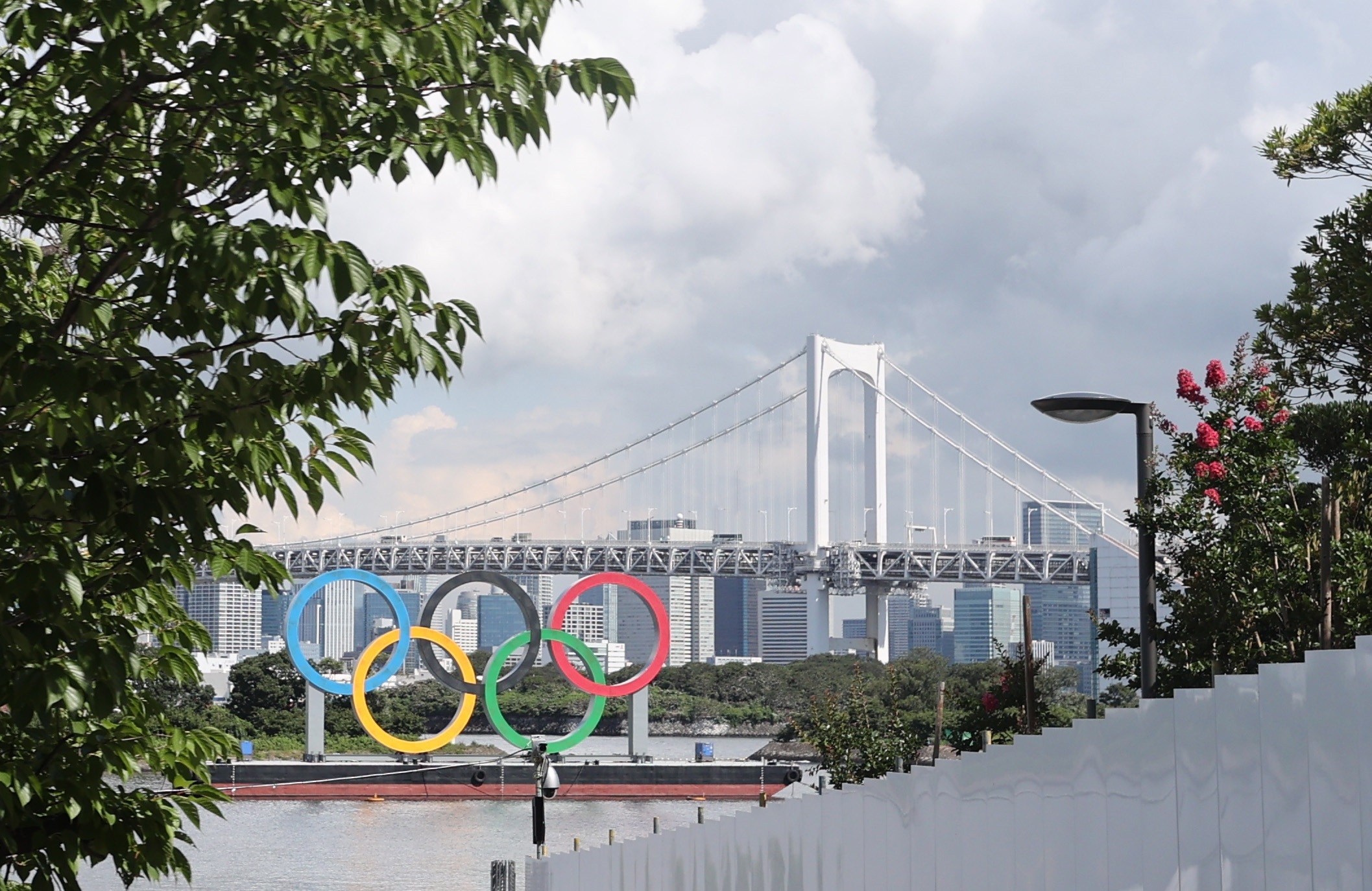 Vista de los anillos olímpicos en la zona costera de Odaiba, en la capital japonesa, con el Puente Arcoíris al fondo (EFE/EPA/YONHAP SOUTH KOREA OUT)