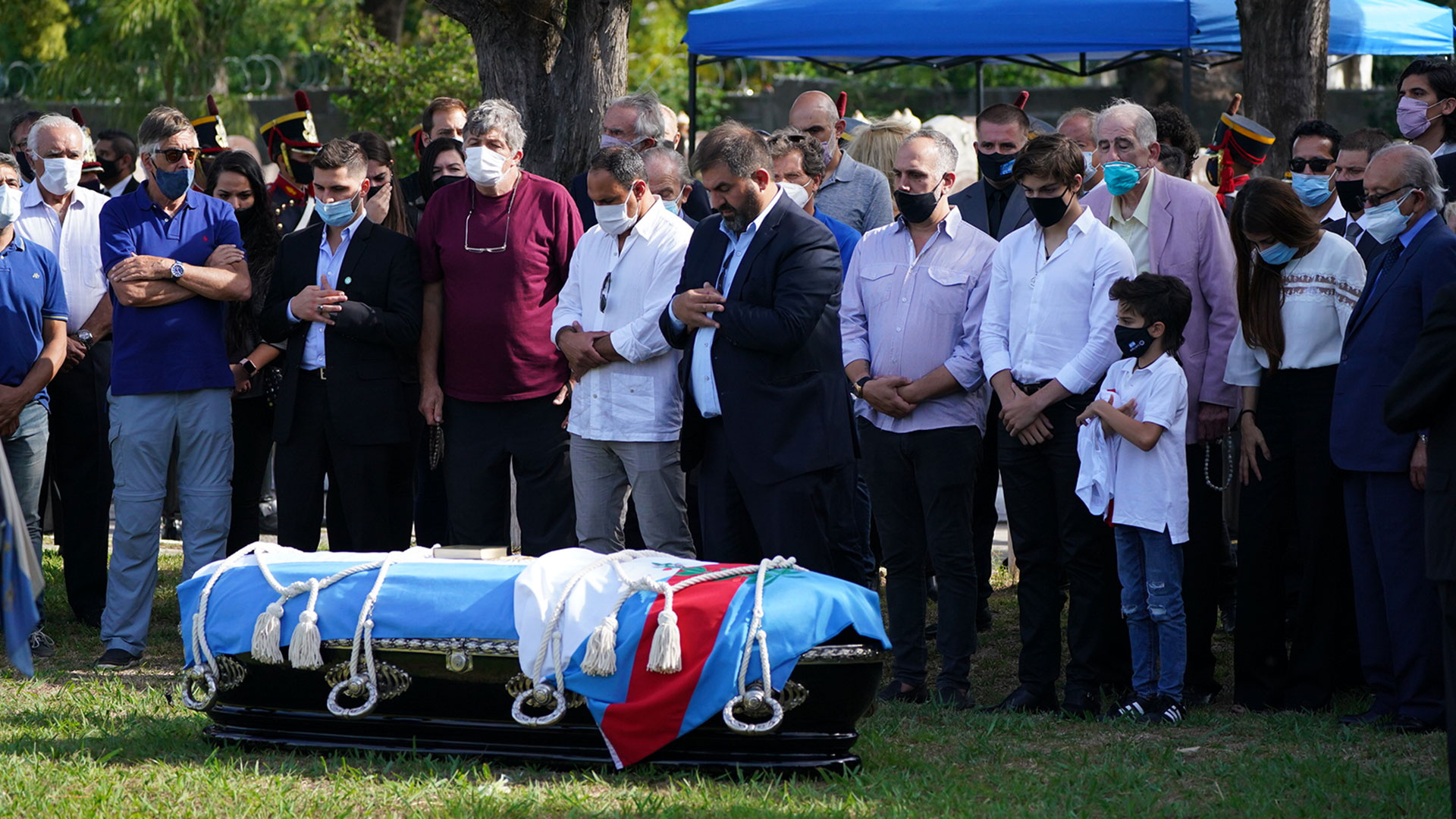 Los restos de Carlos Saúl Menem fueron sepultados en el cementerio islámico de La Tablada (Fotos: Franco Fafasuli, Gustavo Gavotti y Lihueel Althabe)