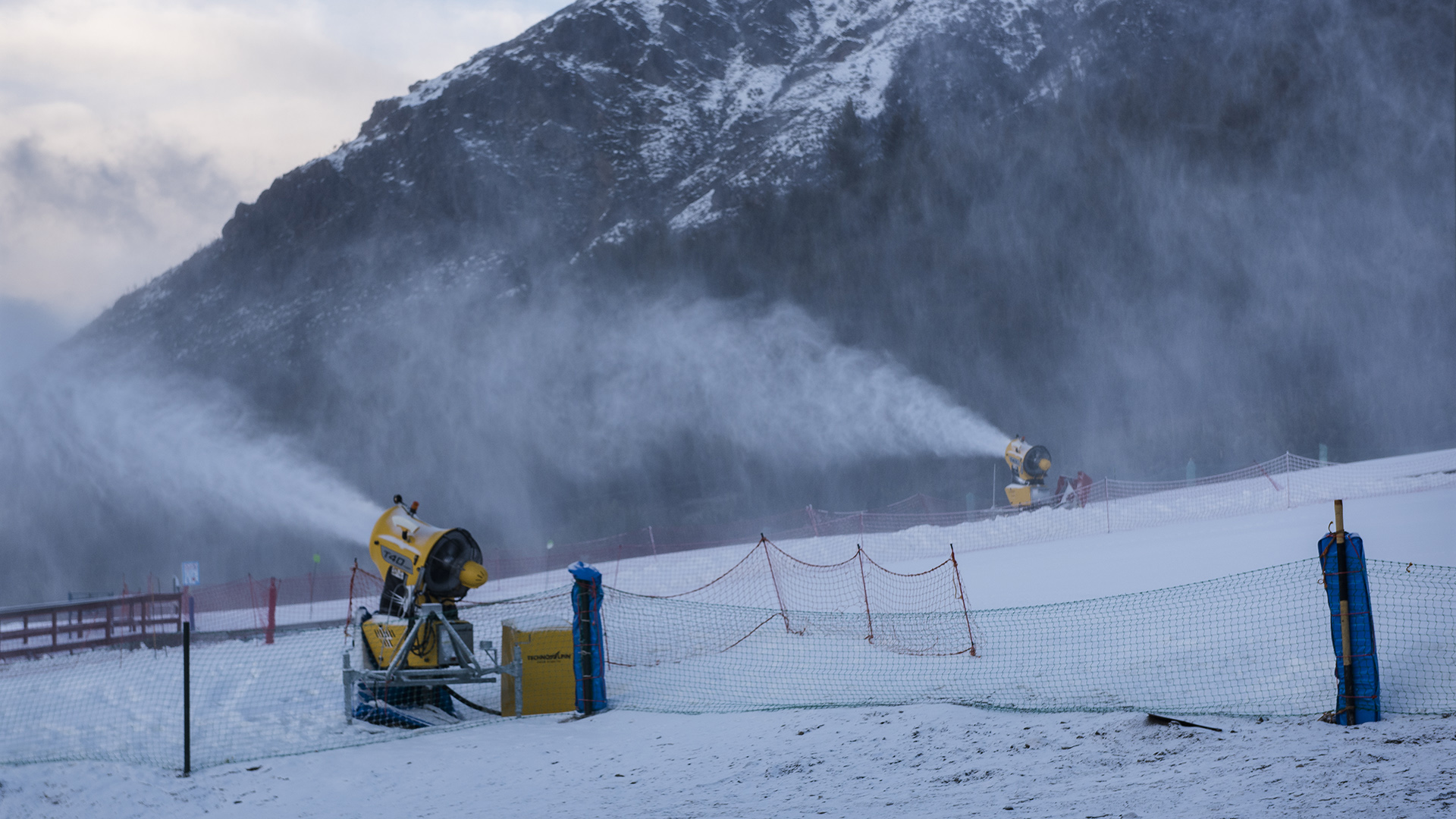 Maquinas de nieve son utilizadas para rellenar las pistas debido a la falta de nieve