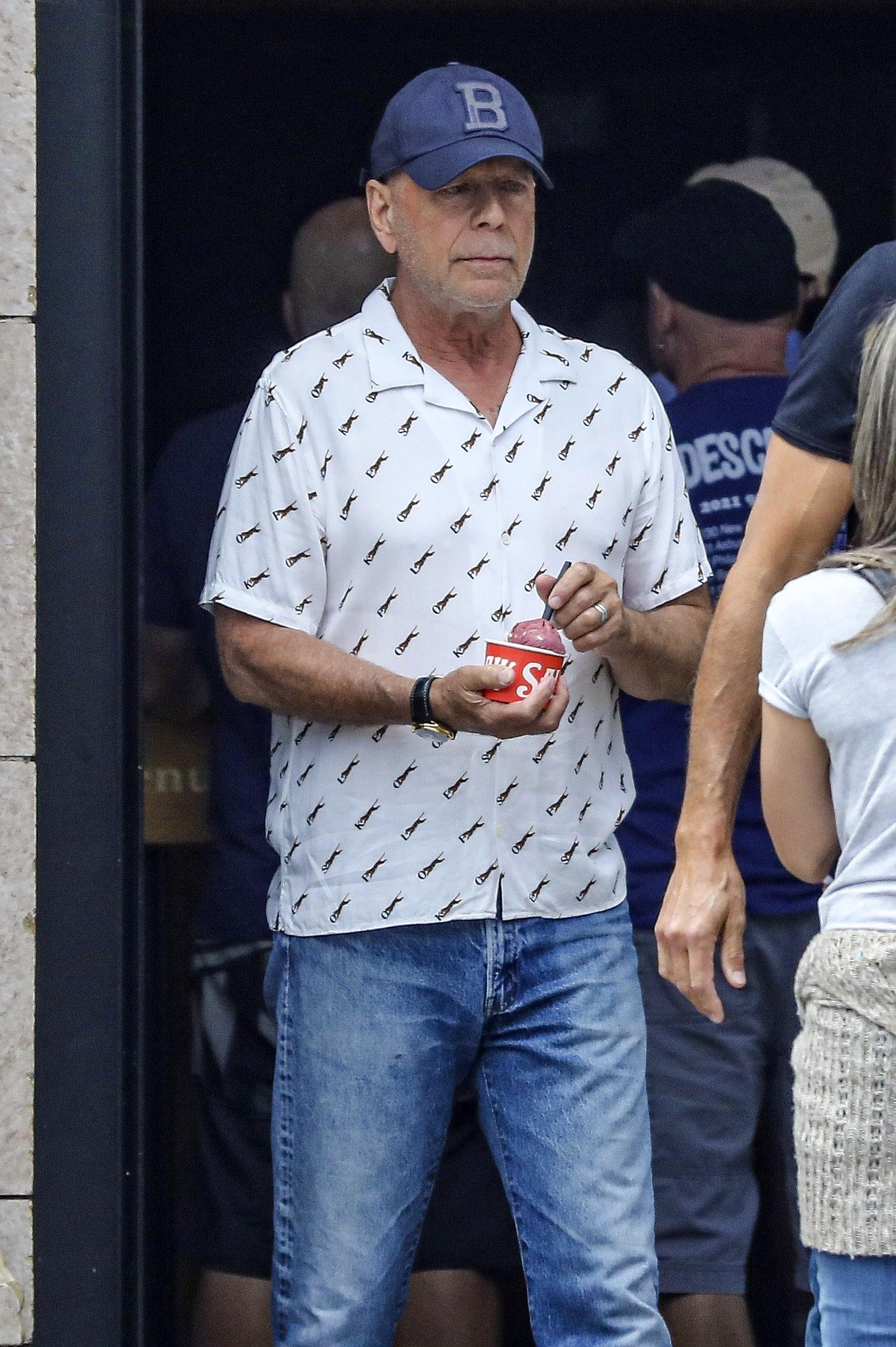 Bruce Willis viajó de vacaciones a Venecia y allí disfrutó de una caminata por un paseo comercial. El actor se detuvo a comprar un helado y siguió su camino. Lució una camisa estampada y una gorra