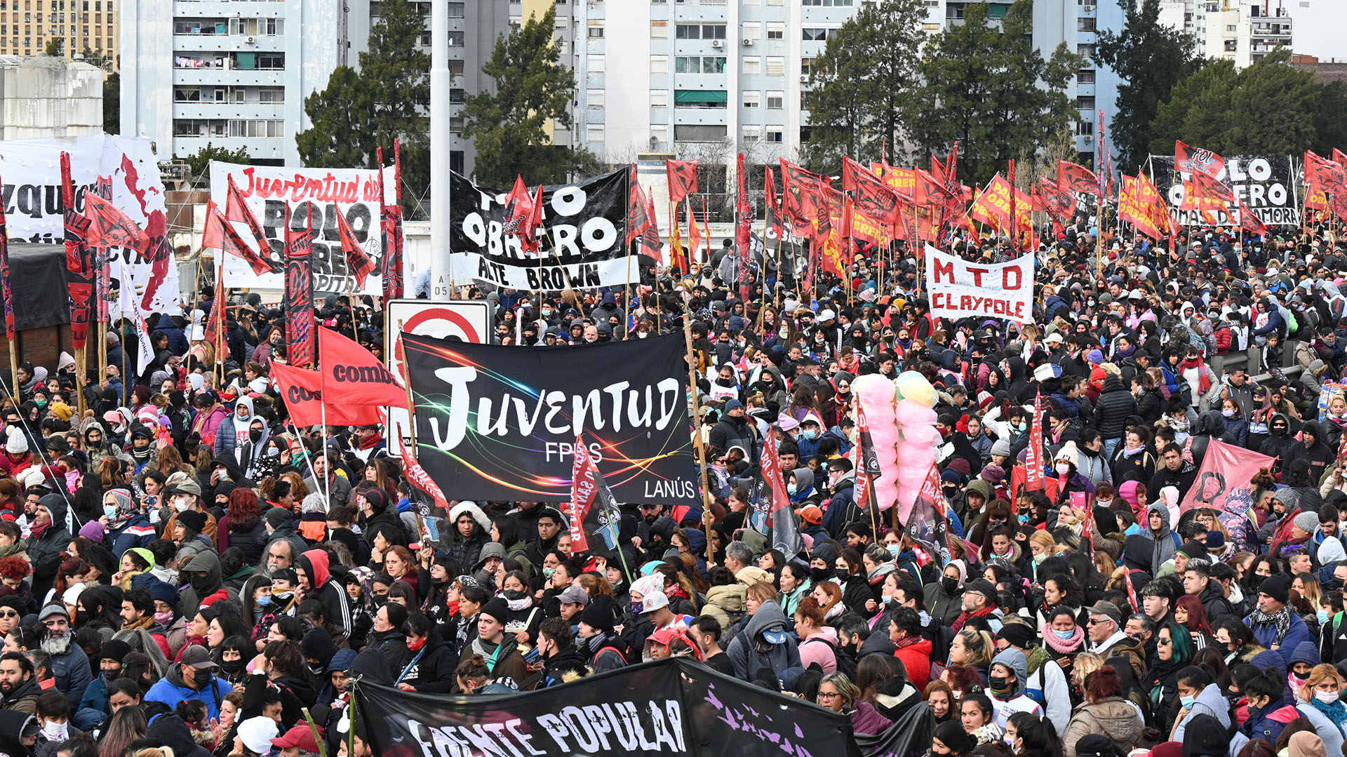 En un masivo acto en el Puente Pueyrredón, miles de manifestantes marcharon a 20 años de los crímenes de Kosteki y Santillán