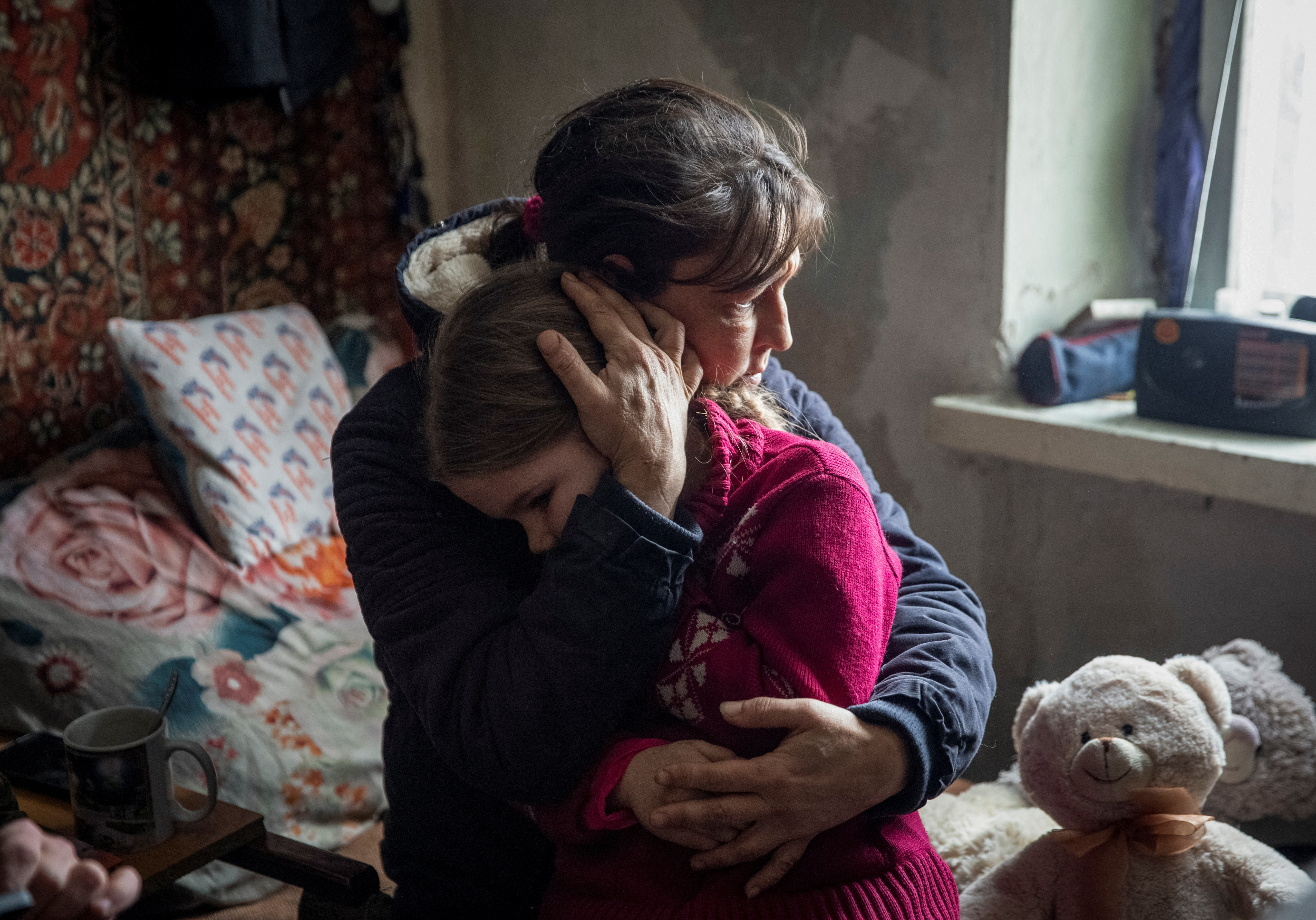 Una abuela Olha abraza a su nieta Arina, de 6 años, mientras se despide antes de su evacuación de la ciudad de primera línea de Bakhmut, en medio del ataque de Rusia a Ucrania, en la región de Donetsk