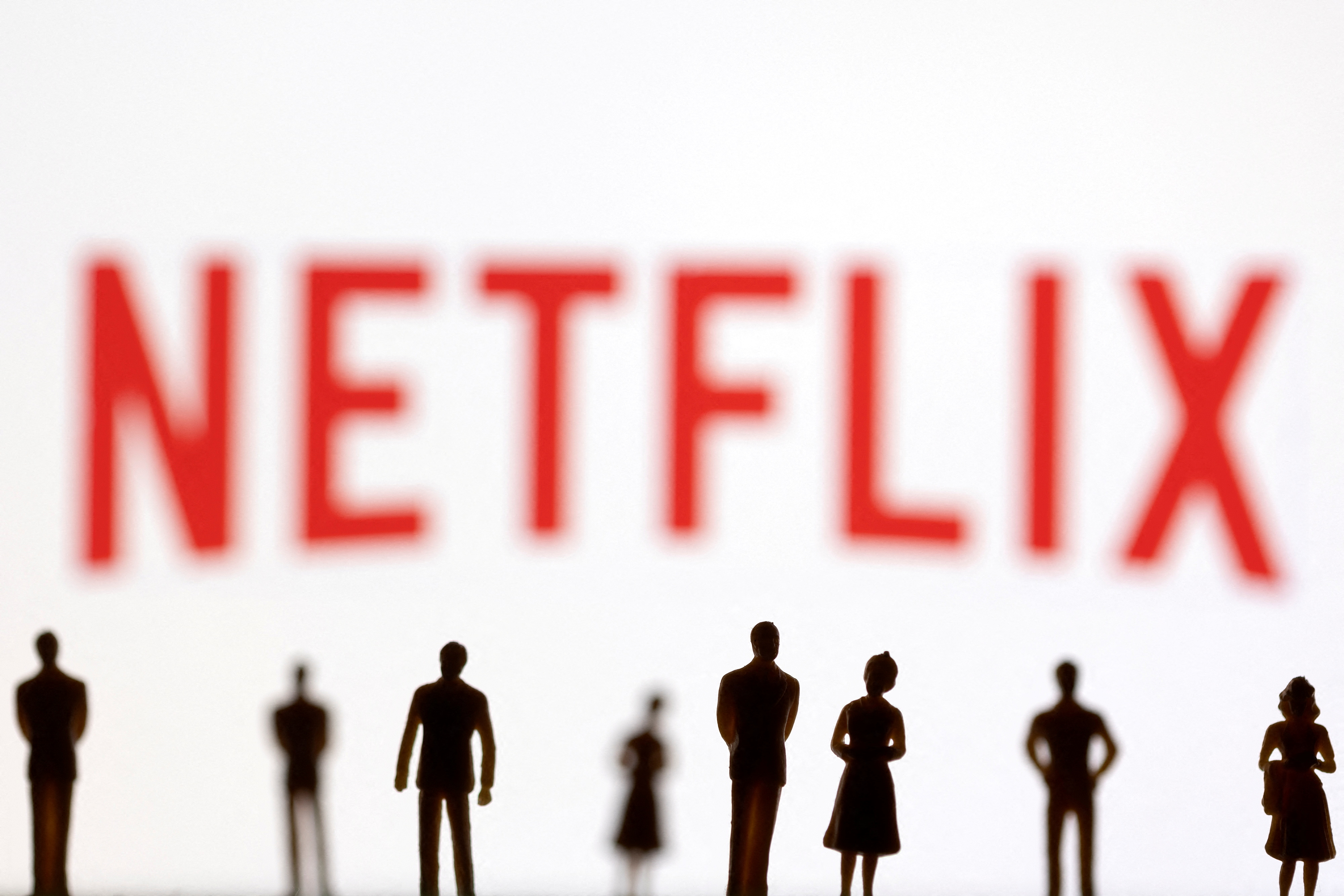 Netflix shares plummet more than 35% after reporting a drop in users and revenue (REUTERS / Given Ruvic)