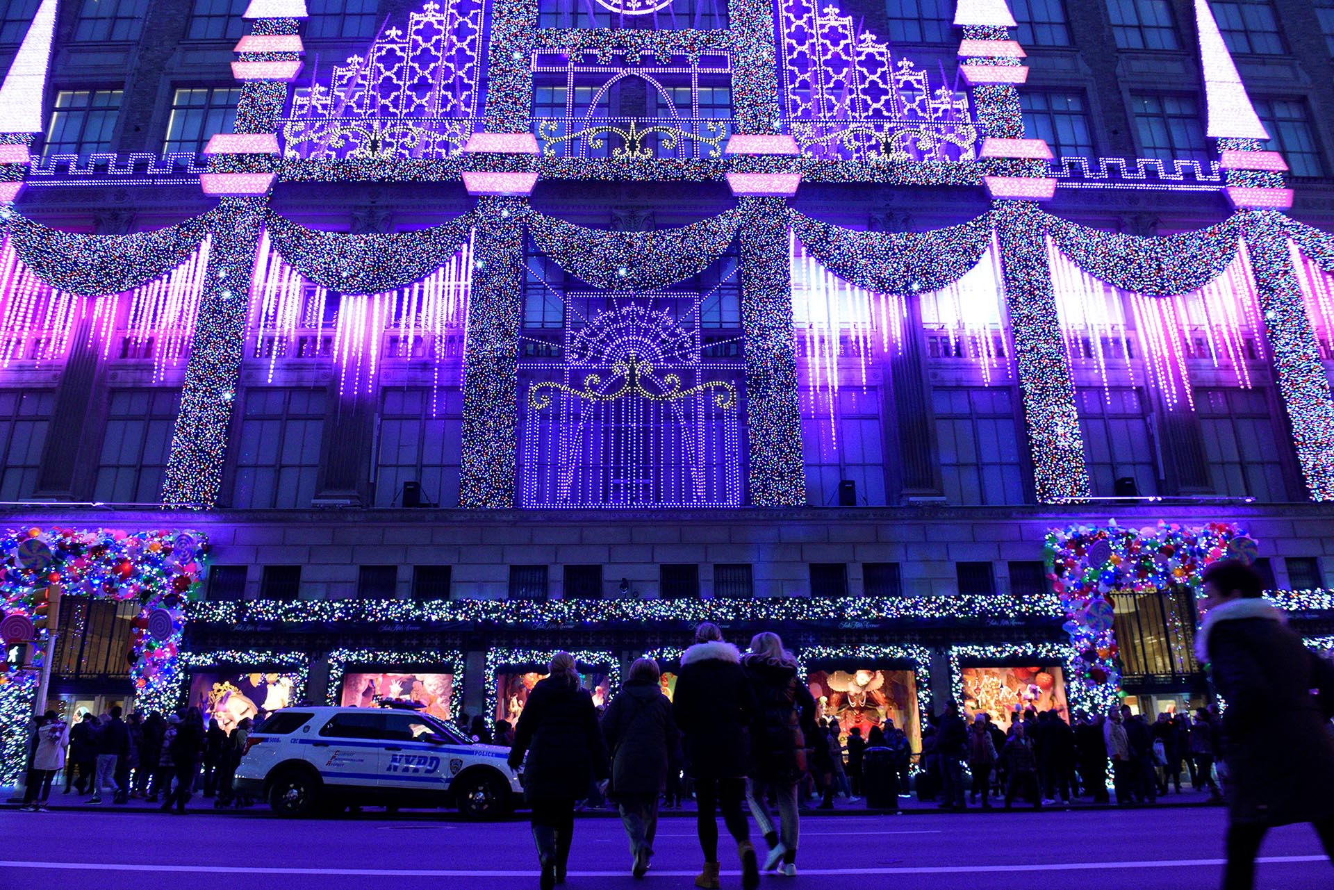 Saks Fifth Avenue's en Nueva York deslumbra con sus vidrieras año tras año (Reuters)