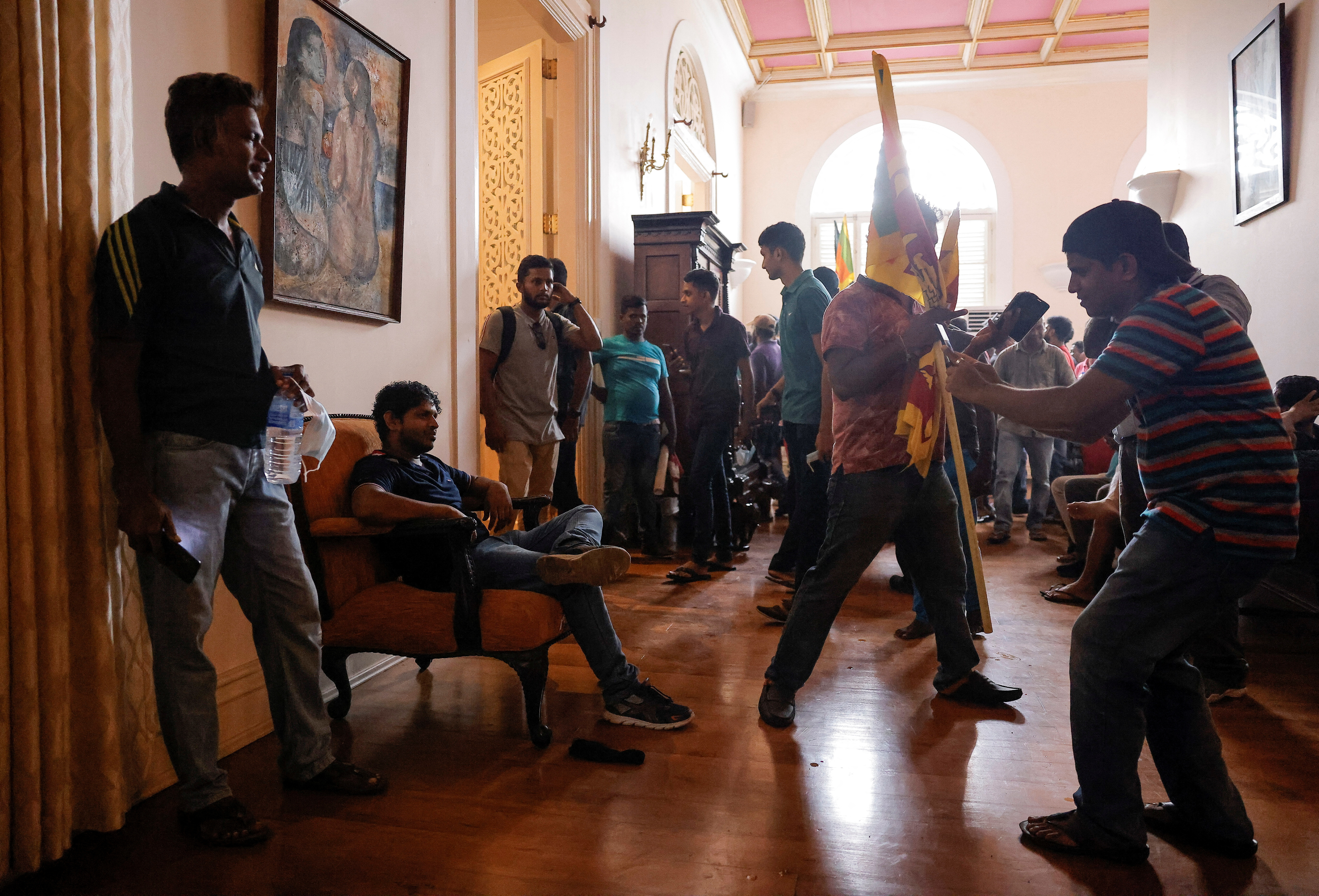 Un manifestante posa para una fotografía después de entrar en la Casa del Presidente durante una protesta, tras la huida del presidente Gotabaya Rajapaksa, en medio de la crisis económica del país, en Colombo, Sri Lanka 9 de julio de 2022. REUTERS/Dinuka Liyanawatte