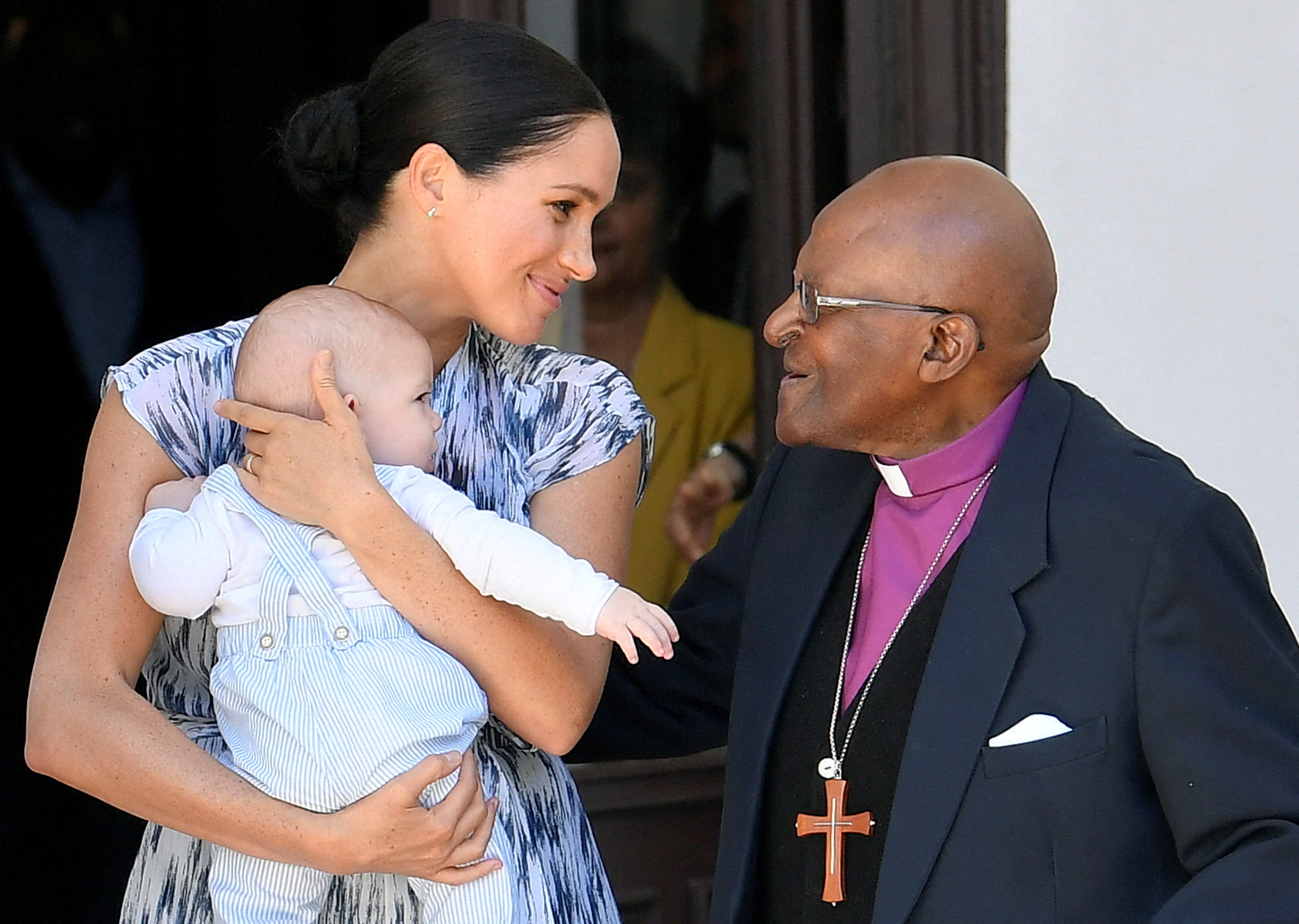 La duquesa de Sussex, con su hijo Archie en brazos, se encuentra con el arzobispo Desmond Tutu en Ciudad del Cabo, Sudáfrica, el 25 de septiembre de 2019 (Reuters)