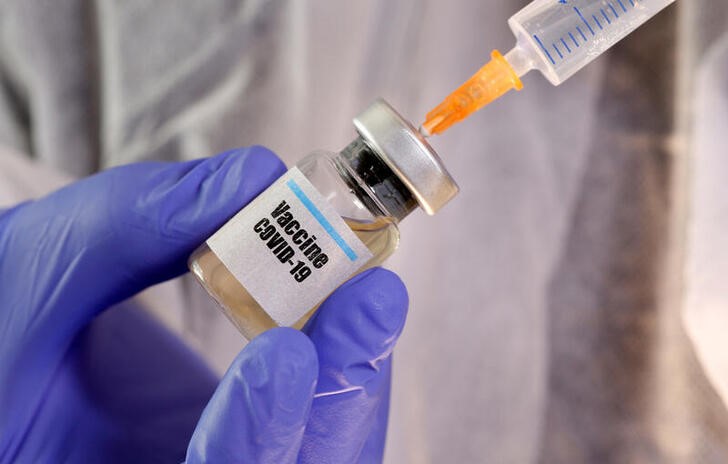 Las autoridades anunciaron que la vacuna podría comenzar a aplicarse formalmente en diciembre de este año (Foto: Reuters/Dado Ruvic)