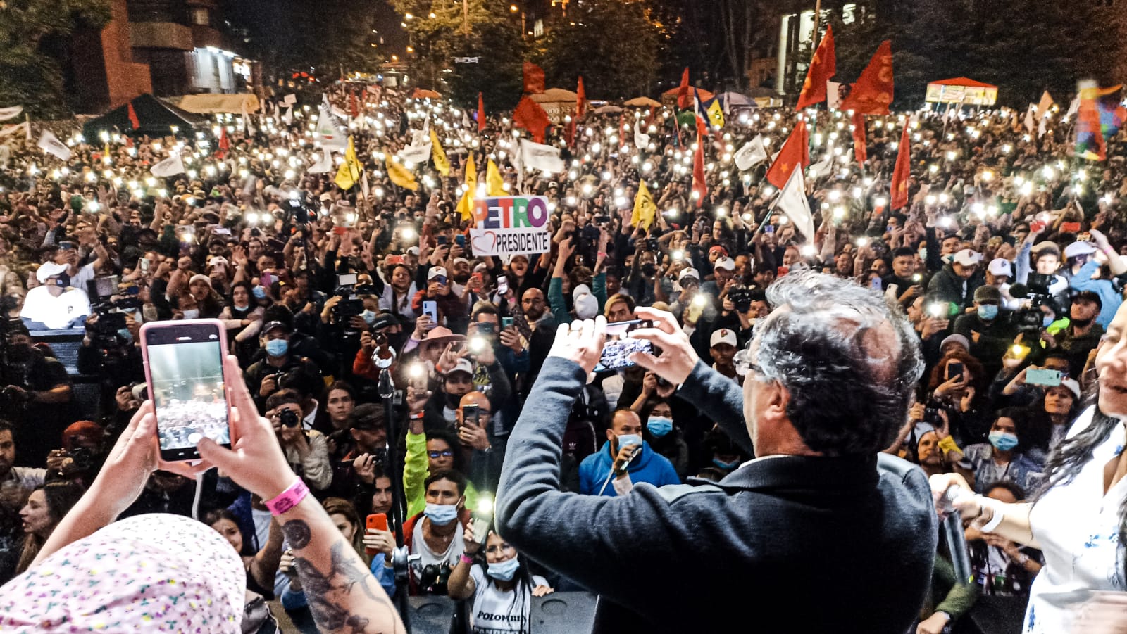 15 mil personas, pullas a Duque y rodeado de líderes petristas: así fue el  cierre de campaña de Gustavo Petro en Bogotá - Infobae