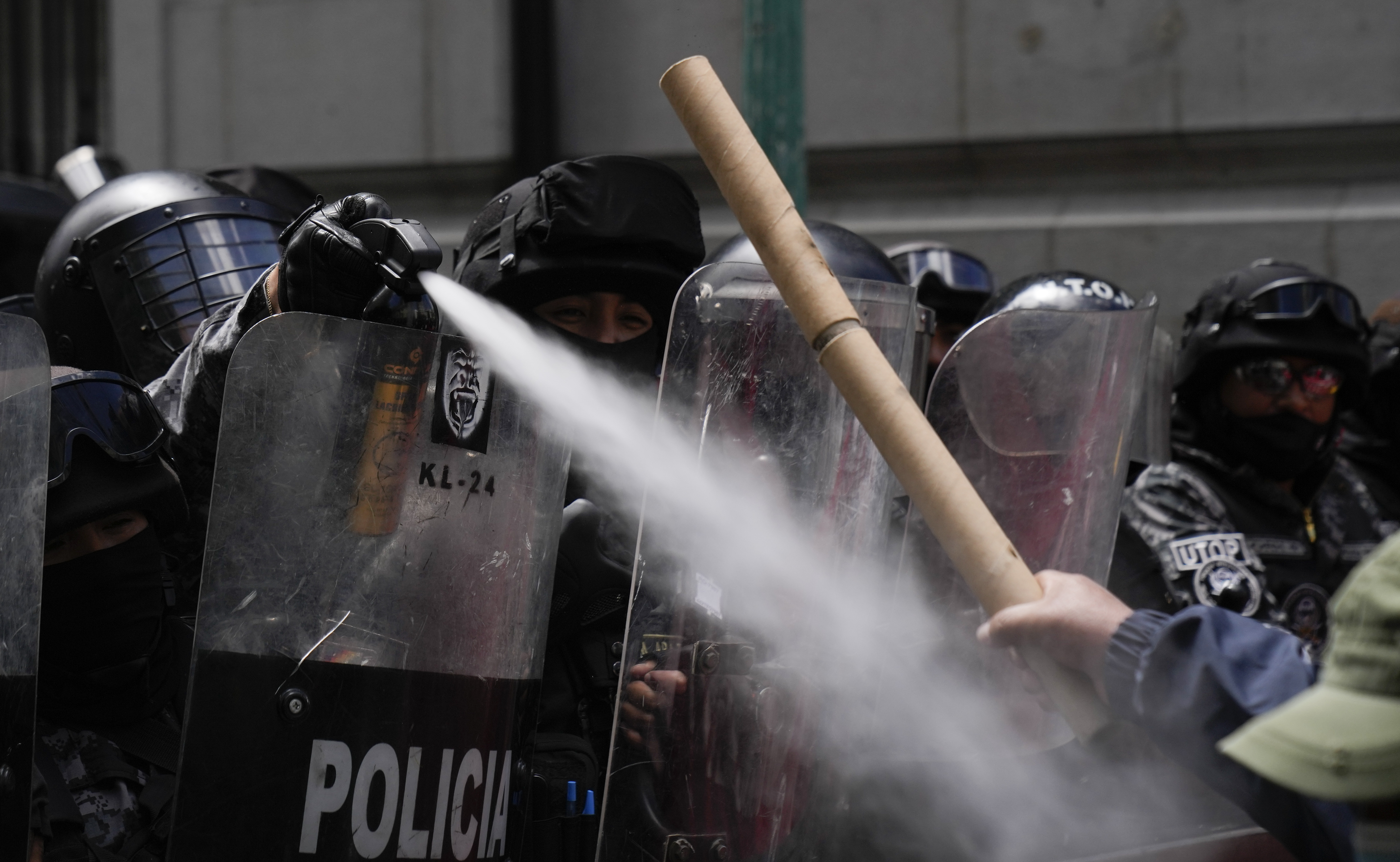 La policía bloquea el acceso al palacio de gobierno mientras choca con los maestros que protestan en La Paz, Bolivia, el miércoles 22 de marzo de 2023 (AP Foto/Juan Karita)