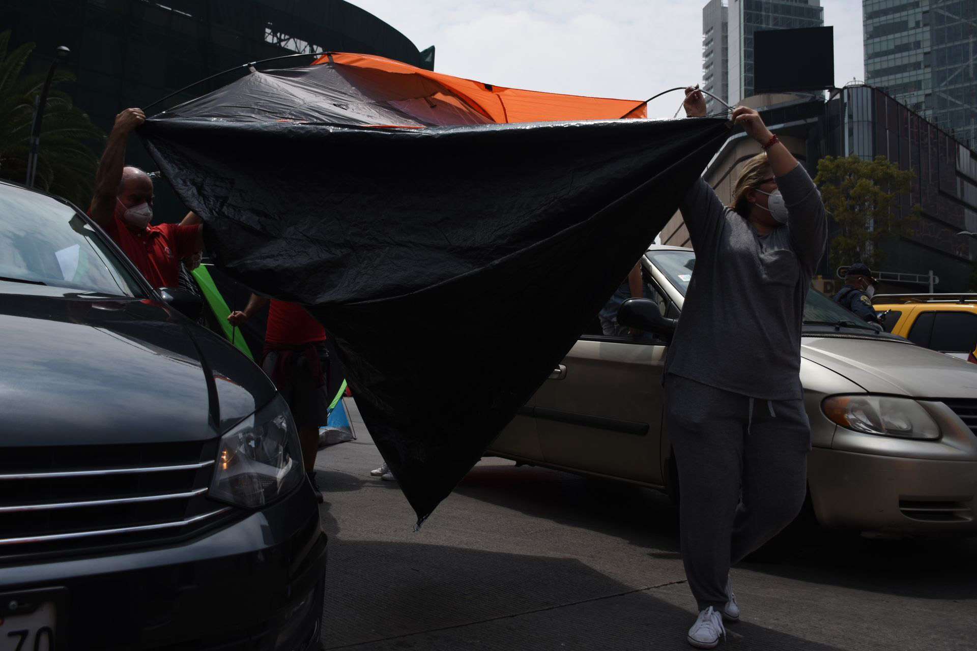 CIUDAD DE MÉXICO, 20SEPTIEMBRE2020.- Simpatizantes del Frente Nacional AntiAmlo (FRENA) continúan con su plantón sobre Av. Juárez ante la negativa de poder pasar rumbo al Zócalo por parte de elementos de la policía capitalina, al medio día más integrantes de esta organización llegaron en sus automóviles para apoyar a los manifestantes ya ubicados con sus casas de campaña tomando la glorieta de Bucareli al cruce con Reforma, impidiendo el tránsito en ambos sentidos. FOTO :DANIEL AUGUSTO /CUARTOSCURO.COM