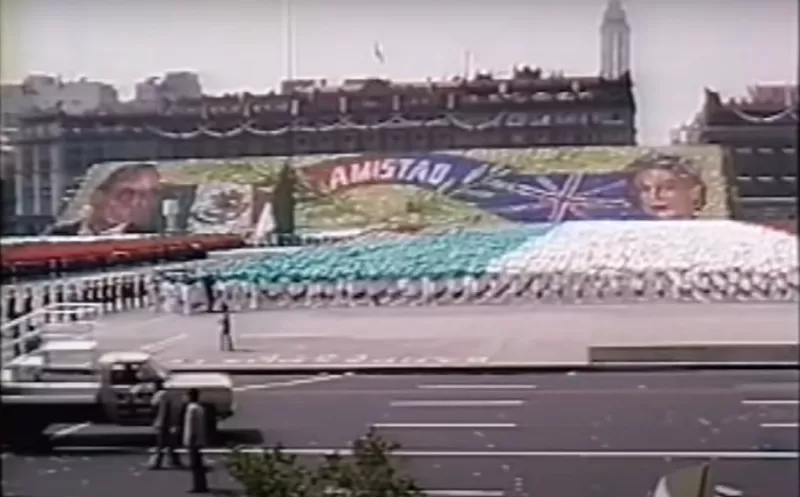 Parte de los gigantes murales que se hicieron en su honor, agregando al ex presidente de México)  
(Foto: Televisa)