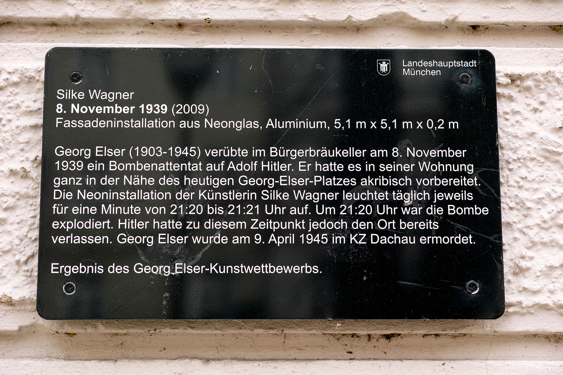 En Múnich, una plaza recuerda su nombre. En Königsbronn, lo hace una placa que evoca una de sus frases. Dice: “Quería evitar un derramamiento de sangre aún mayor por mi acto” (Grosby)